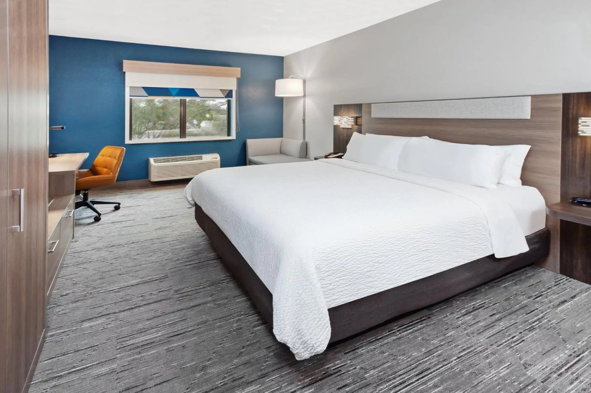 Photo of the whole room, Bed in Holiday Inn Express Cleveland Airport - Brook Park by IHG