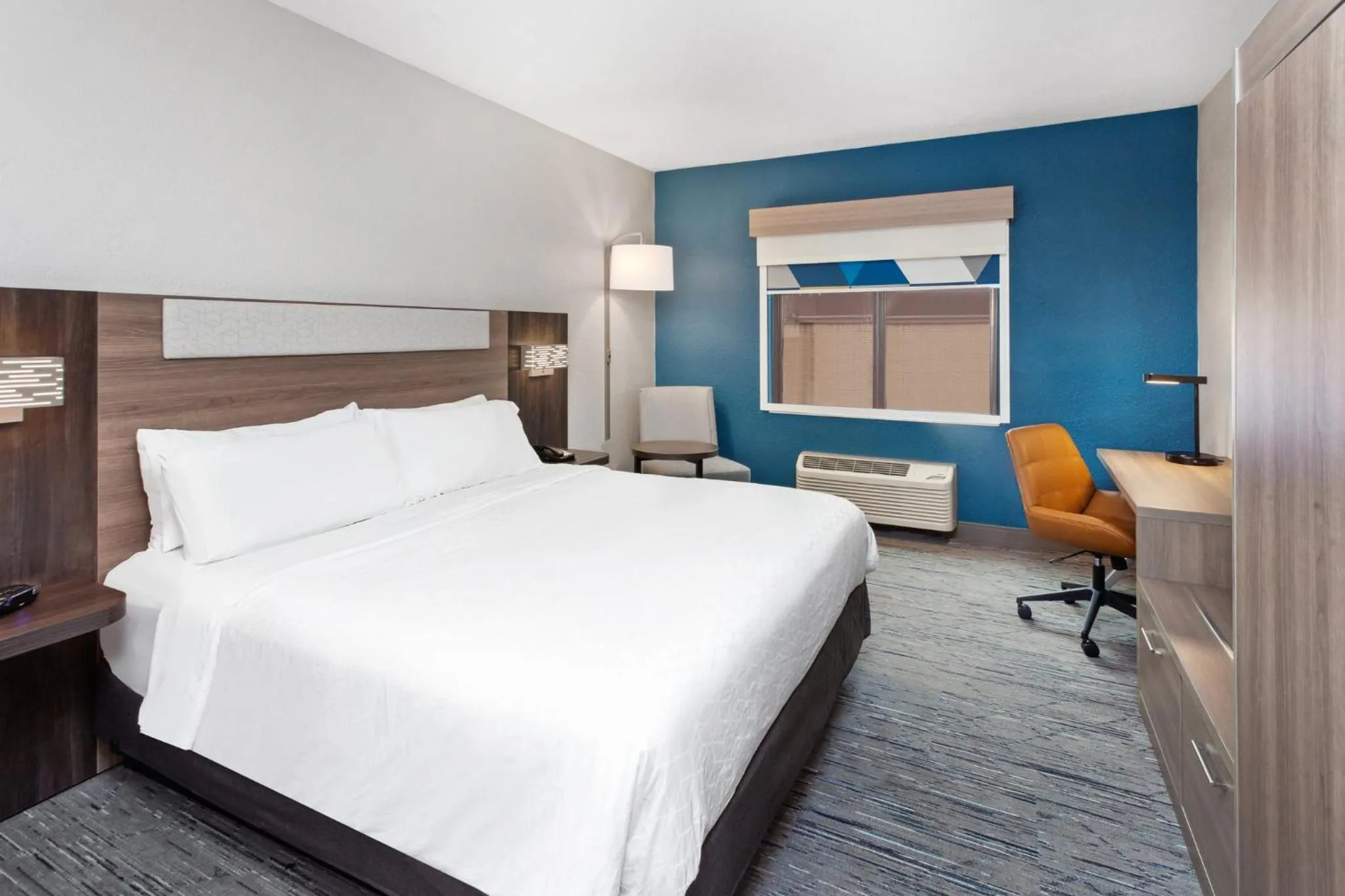 Photo of the whole room, Bed in Holiday Inn Express Cleveland Airport - Brook Park by IHG
