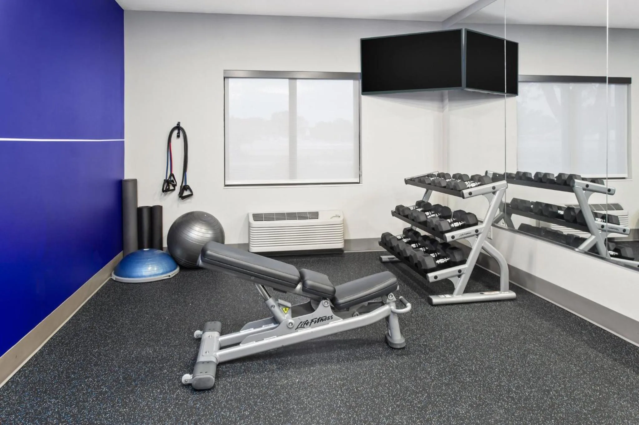 Fitness centre/facilities in Holiday Inn Express Cleveland Airport - Brook Park by IHG