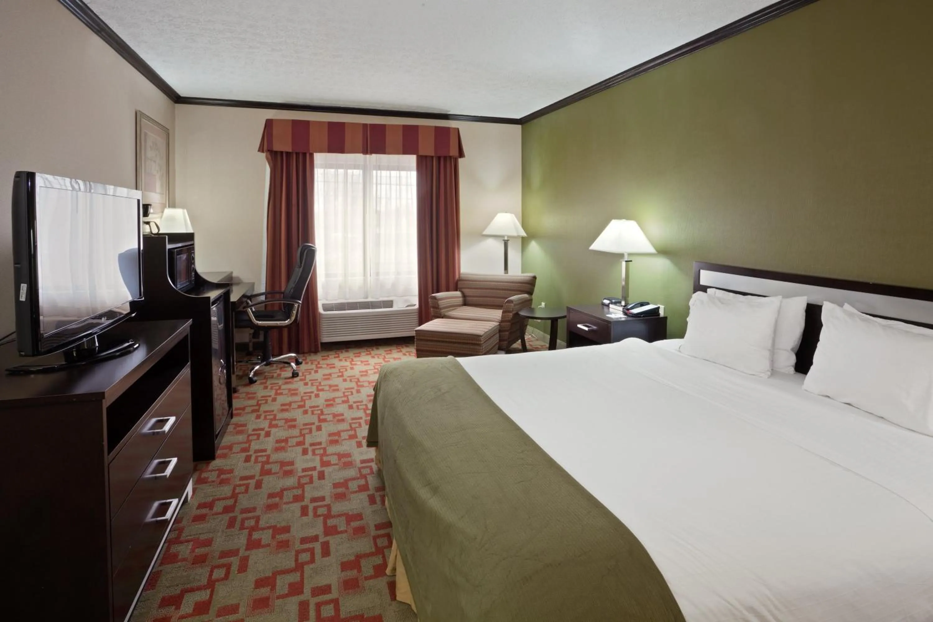 Photo of the whole room, Bed in Holiday Inn Express Cleveland Airport - Brook Park by IHG