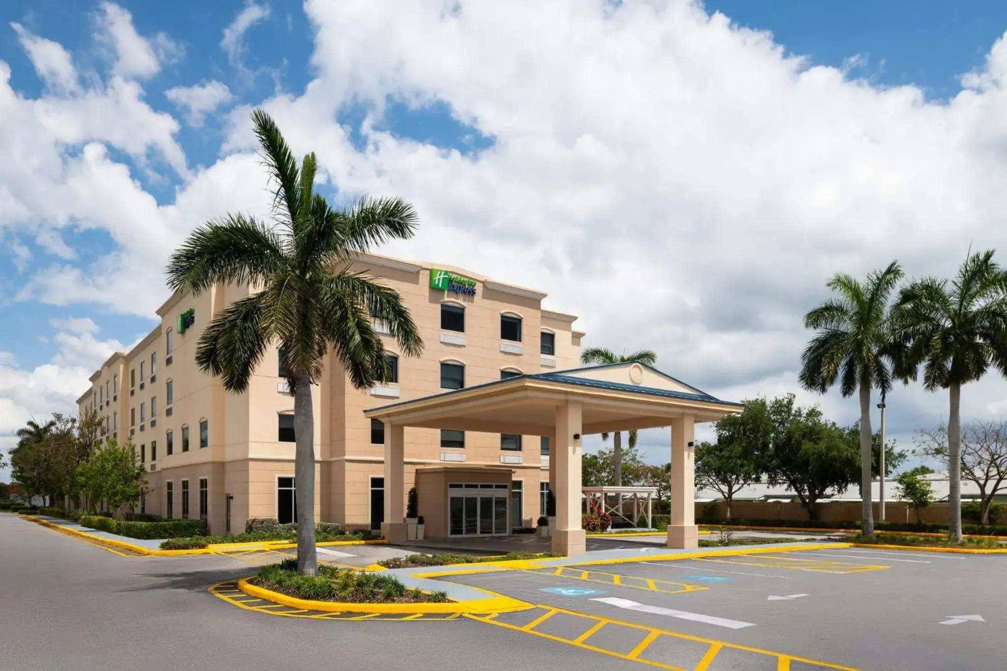 Property building in Holiday Inn Express & Suites Boynton Beach by IHG Property building in Holiday Inn Express & Suites Boynton Beach by IHG