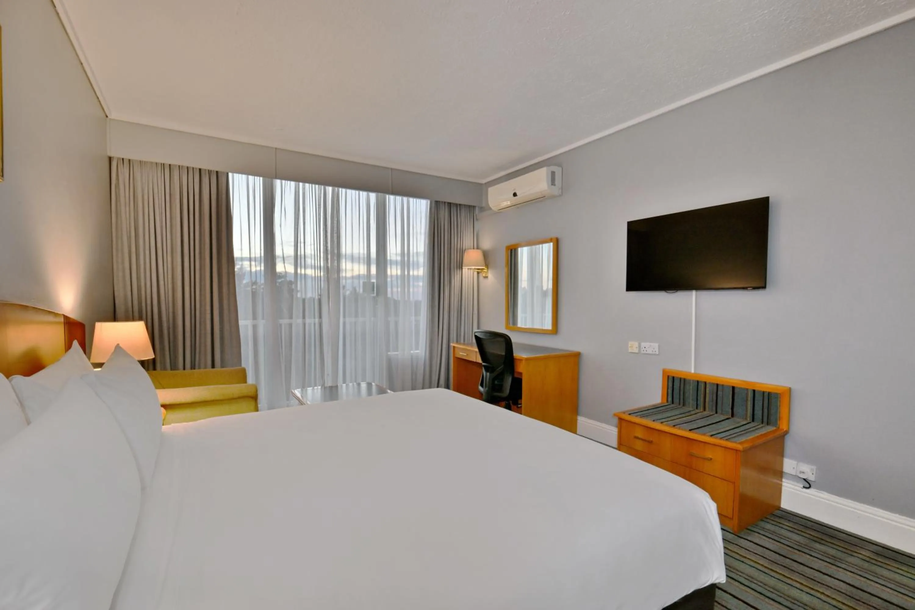Bedroom, Bed in Holiday Inn - Bulawayo by IHG
