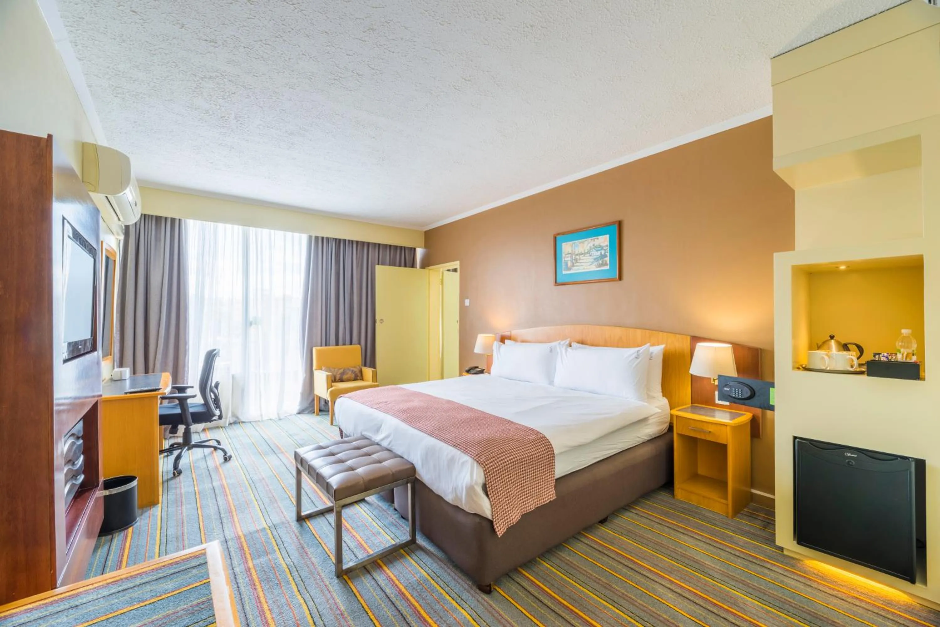 Bedroom, Bed in Holiday Inn - Bulawayo by IHG