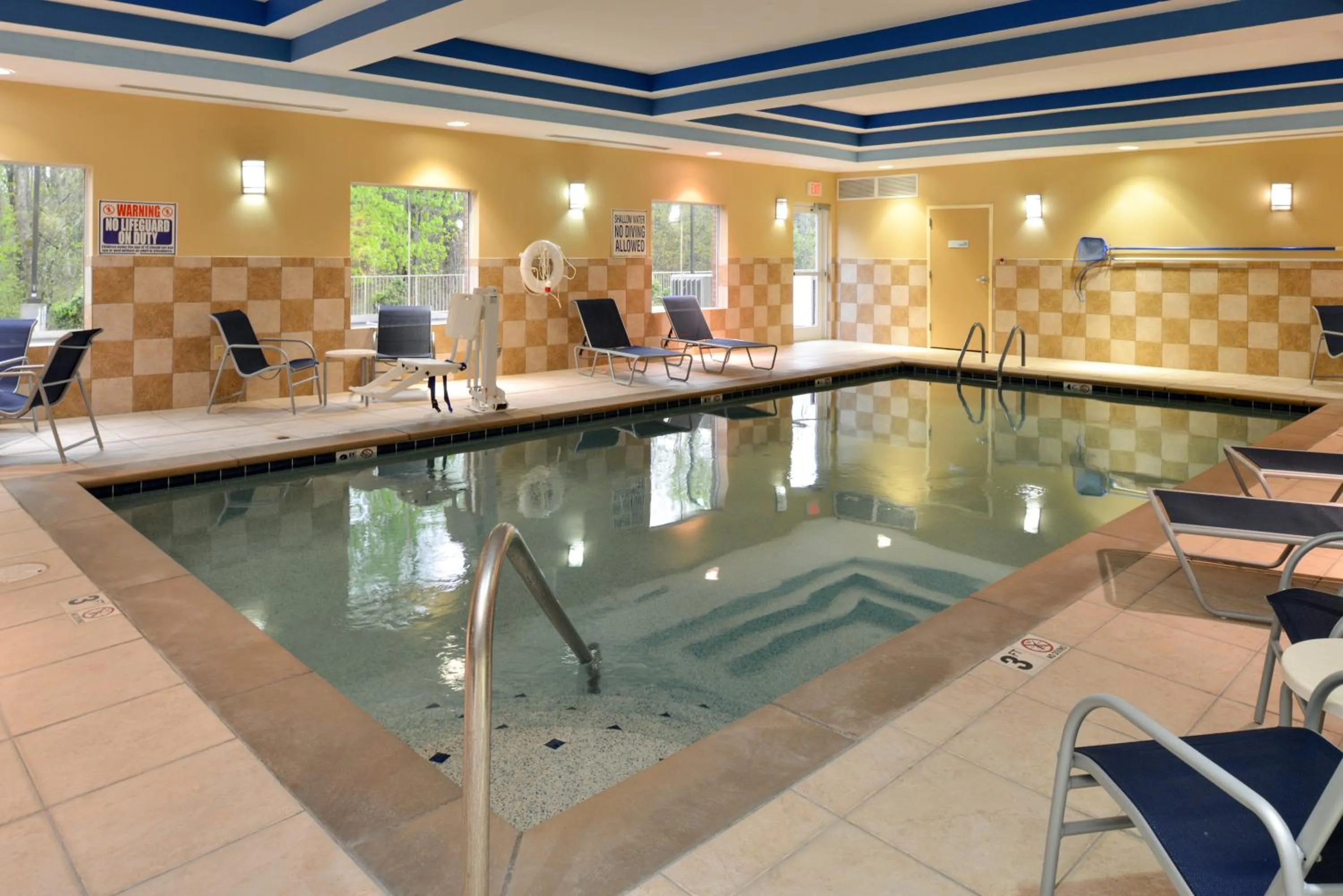 Swimming pool in Holiday Inn Express Columbia by IHG