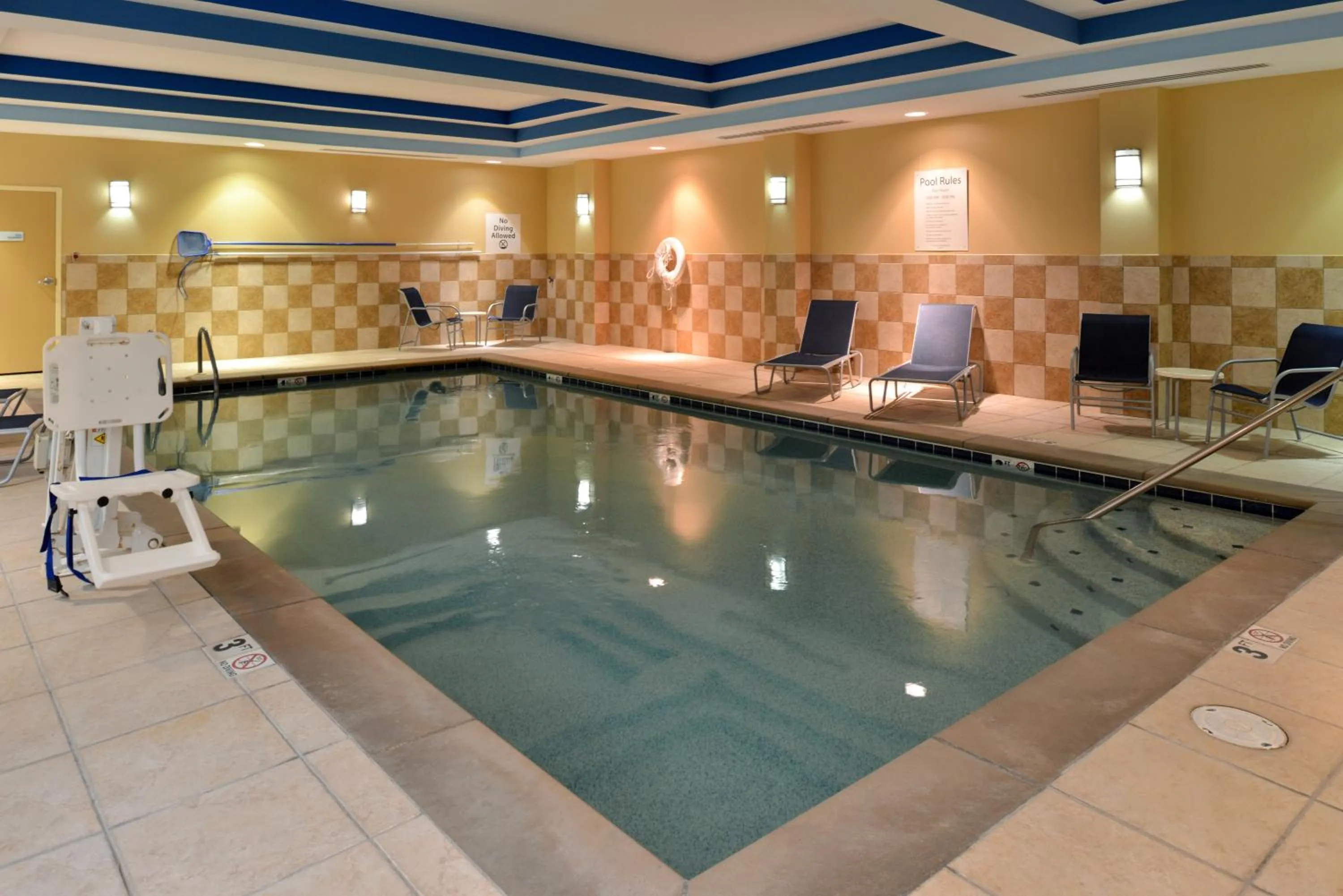 Swimming pool in Holiday Inn Express Columbia by IHG