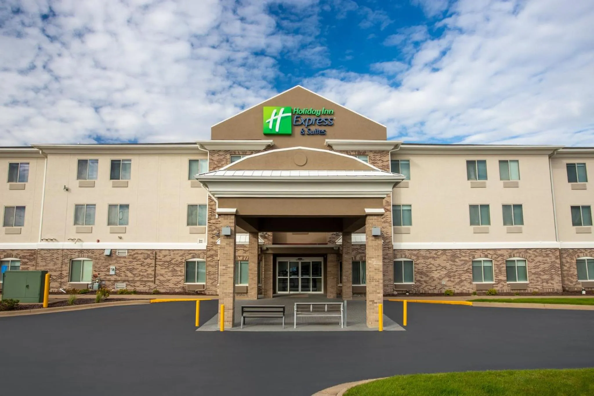 Property building in Holiday Inn Express & Suites Clinton by IHG