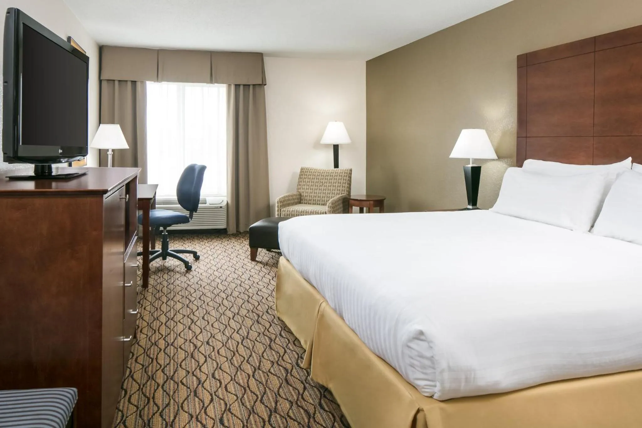 Photo of the whole room, Bed in Holiday Inn Express & Suites Clinton by IHG