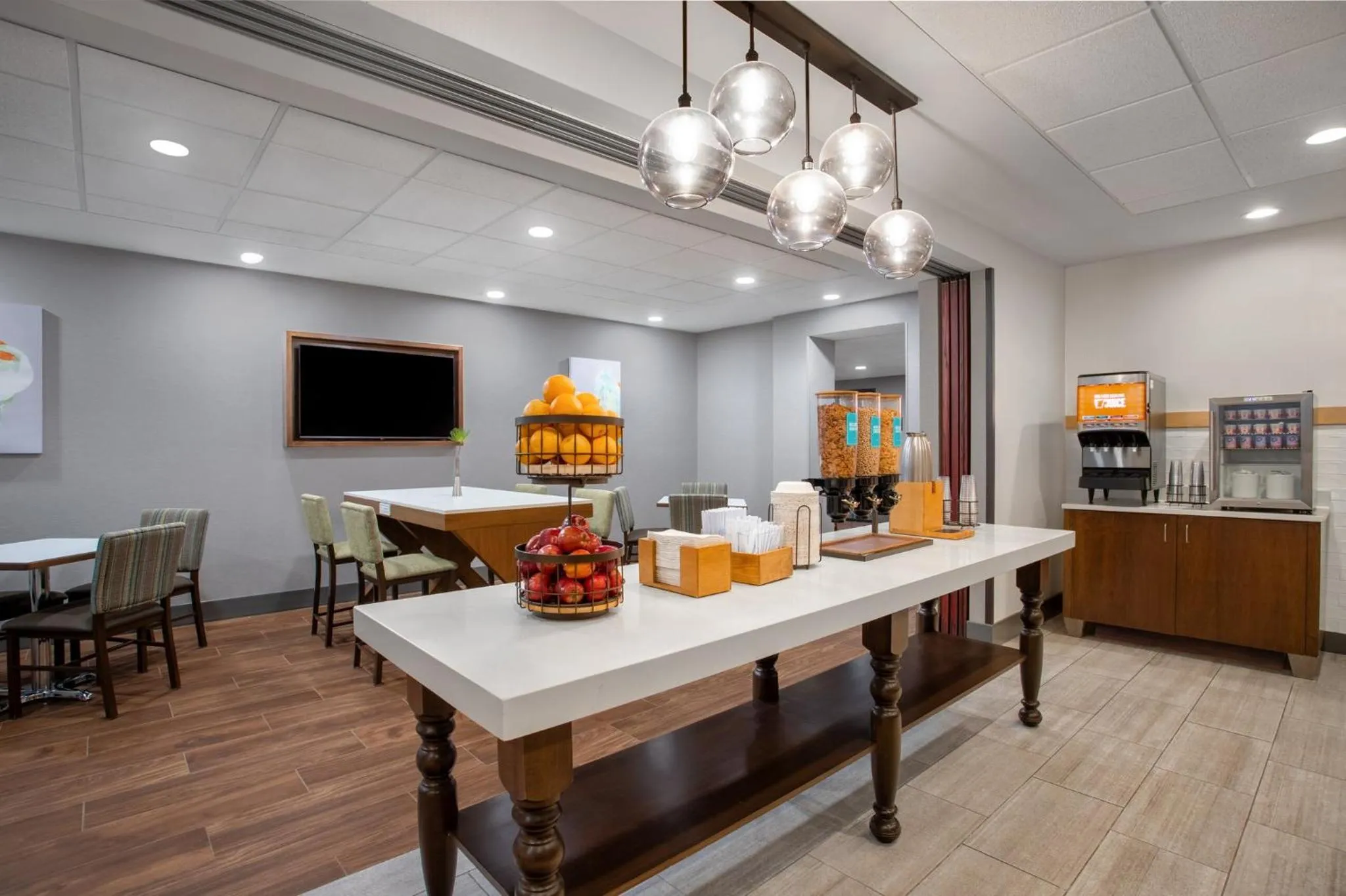 Breakfast in Holiday Inn Express & Suites Clinton by IHG