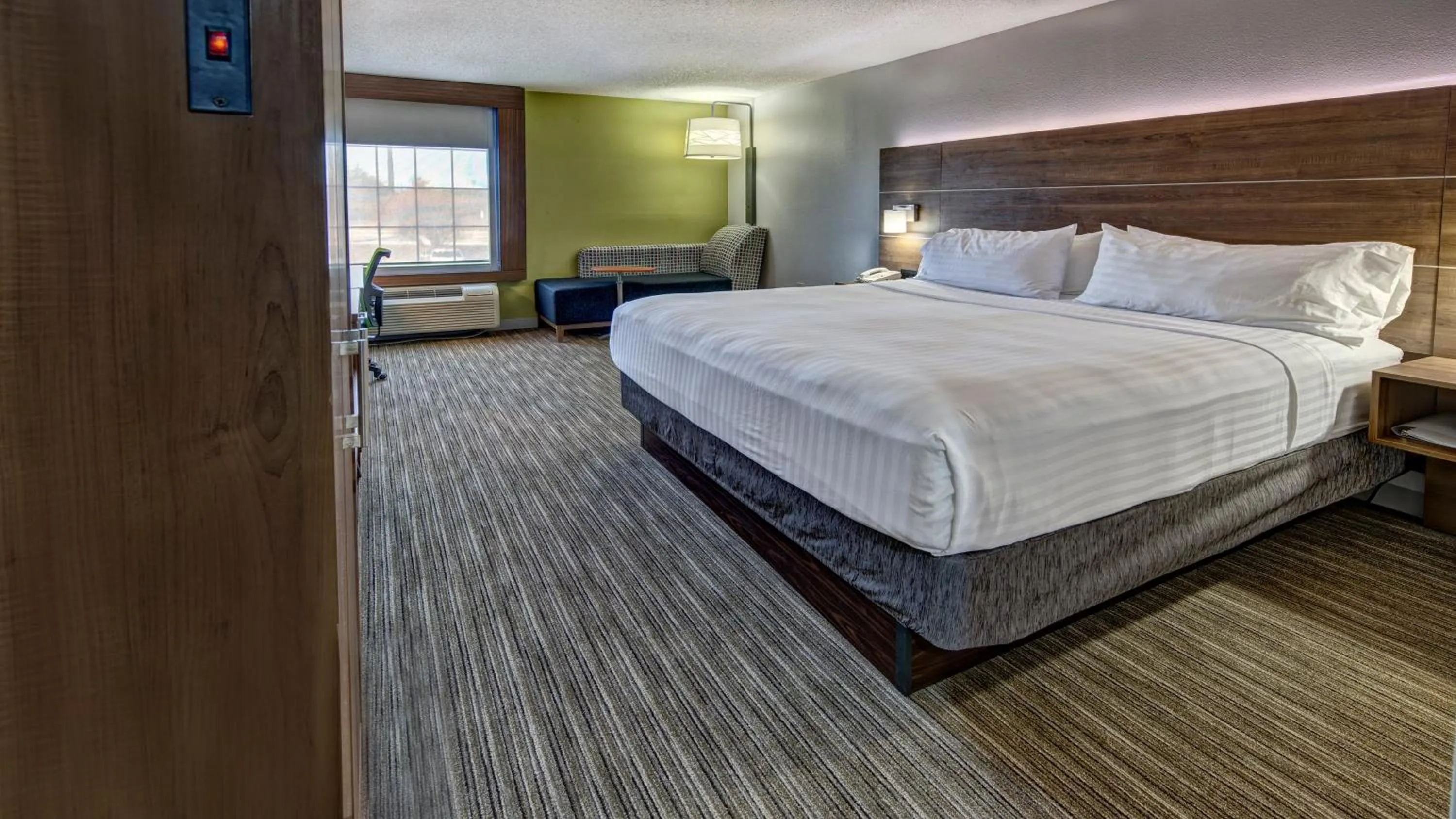 Photo of the whole room, Bed in Holiday Inn Express & Suites Crossville by IHG