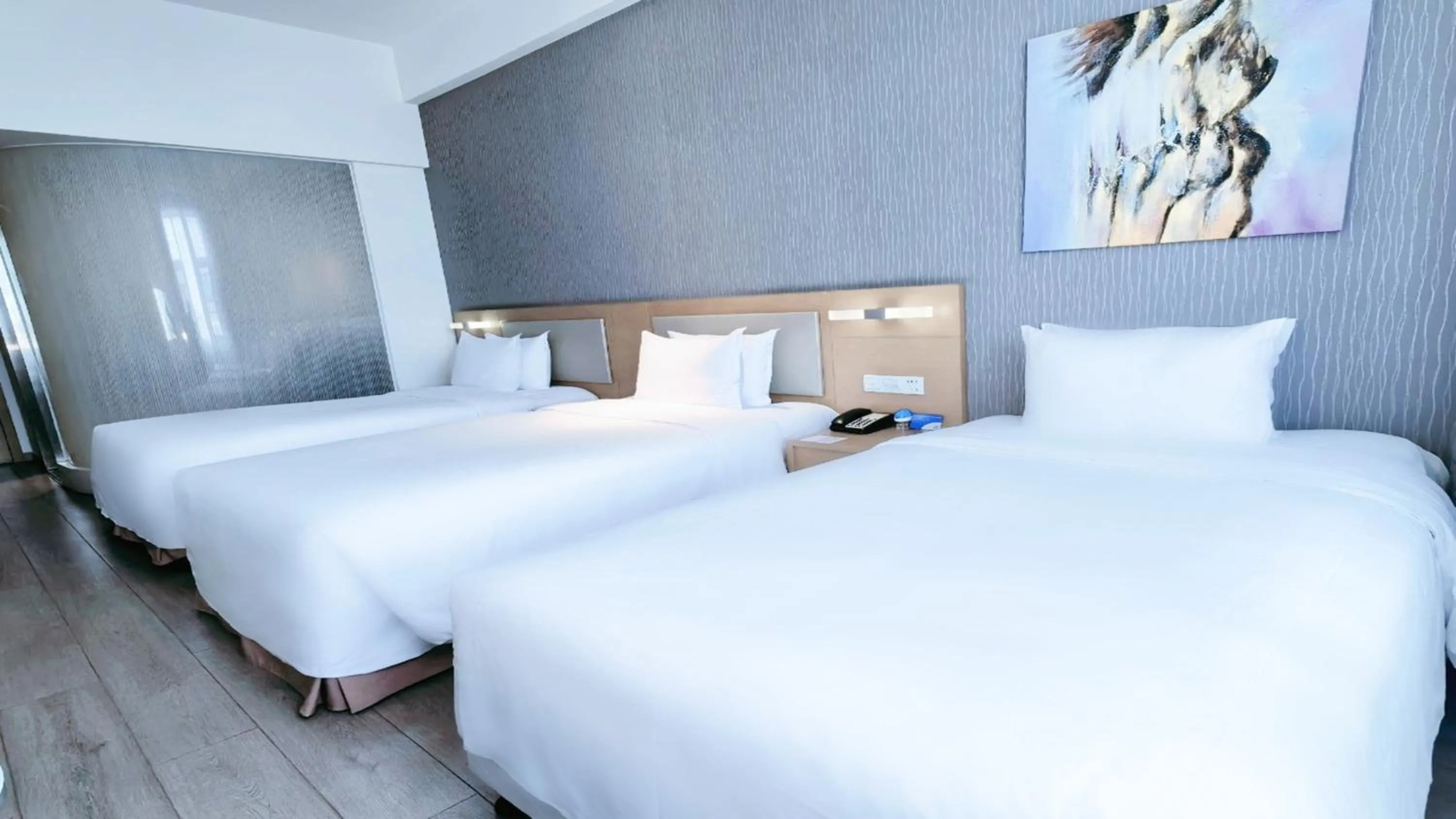Photo of the whole room, Bed in Holiday Inn Express Chengdu Huanhuaxi by IHG-Near Jinsha Site Musem,Near Wuhou Temple Museum,Welcome drinks,Free gym,Free self-service laundry