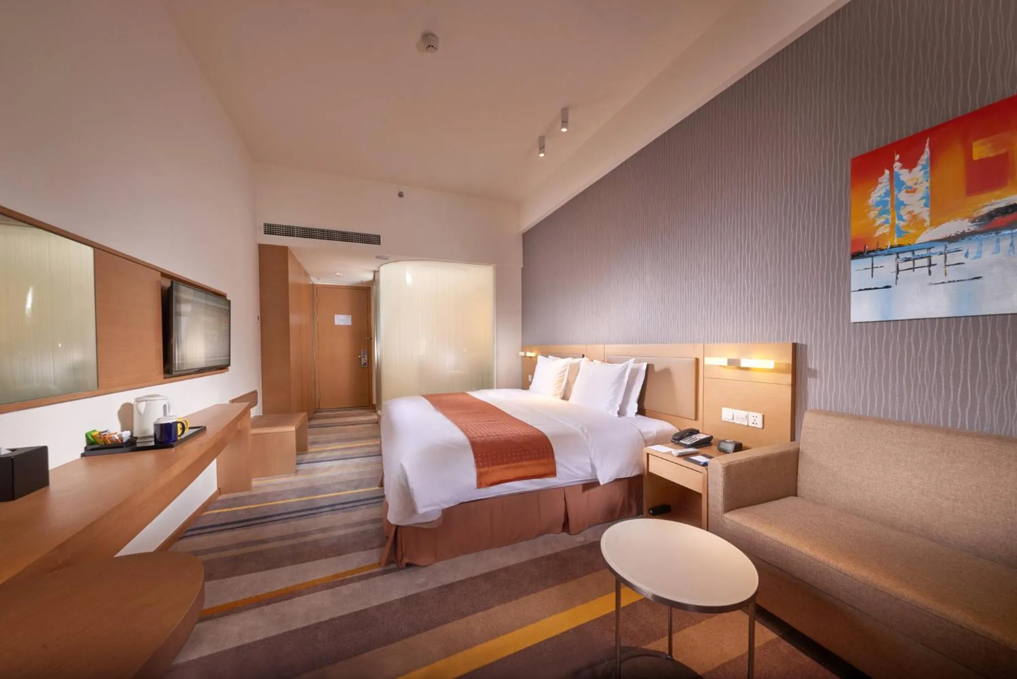 Photo of the whole room, Bed in Holiday Inn Express Chengdu Huanhuaxi by IHG-Near Jinsha Site Musem,Near Wuhou Temple Museum,Welcome drinks,Free gym,Free self-service laundry