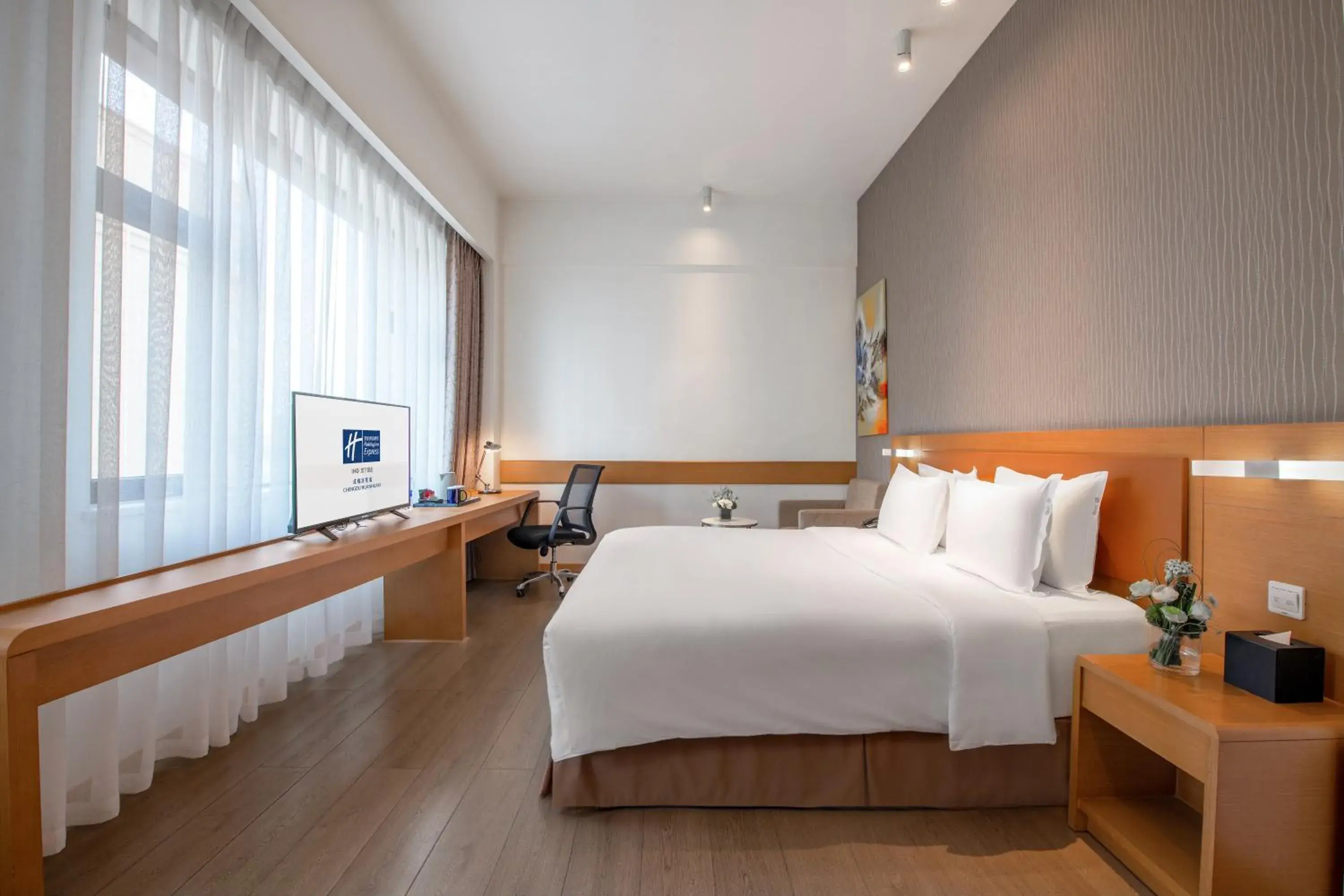 Photo of the whole room, Bed in Holiday Inn Express Chengdu Huanhuaxi by IHG-Near Jinsha Site Musem,Near Wuhou Temple Museum,Welcome drinks,Free gym,Free self-service laundry Photo of the whole room, Bed in Holiday Inn Express Chengdu Huanhuaxi by IHG-Near Jinsha Site Musem,Near Wuhou Temple Museum,Welcome drinks,Free gym,Free self-service laundry