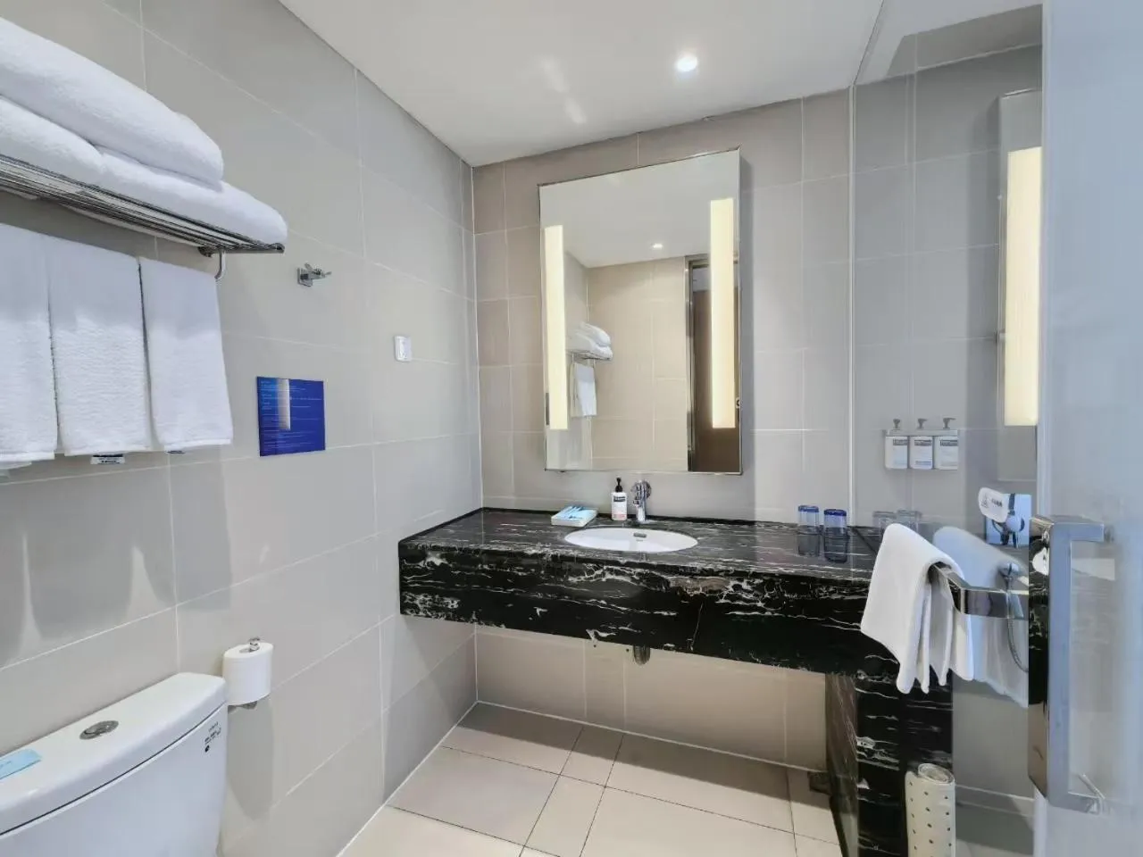 Bathroom in Holiday Inn Express Chengdu Huanhuaxi by IHG-Near Jinsha Site Musem,Near Wuhou Temple Museum,Welcome drinks,Free gym,Free self-service laundry