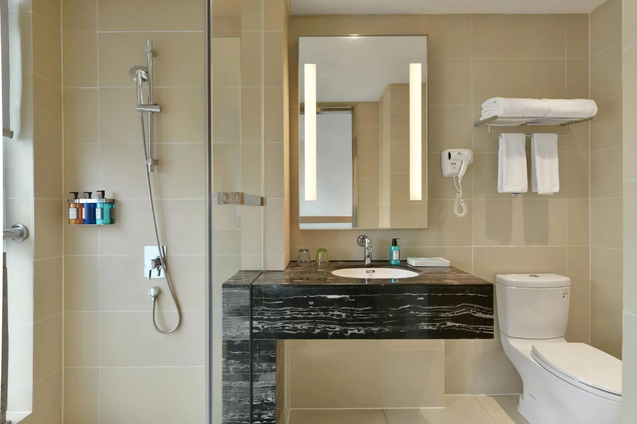 Bathroom in Holiday Inn Express Chengdu Huanhuaxi by IHG-Near Jinsha Site Musem,Near Wuhou Temple Museum,Welcome drinks,Free gym,Free self-service laundry