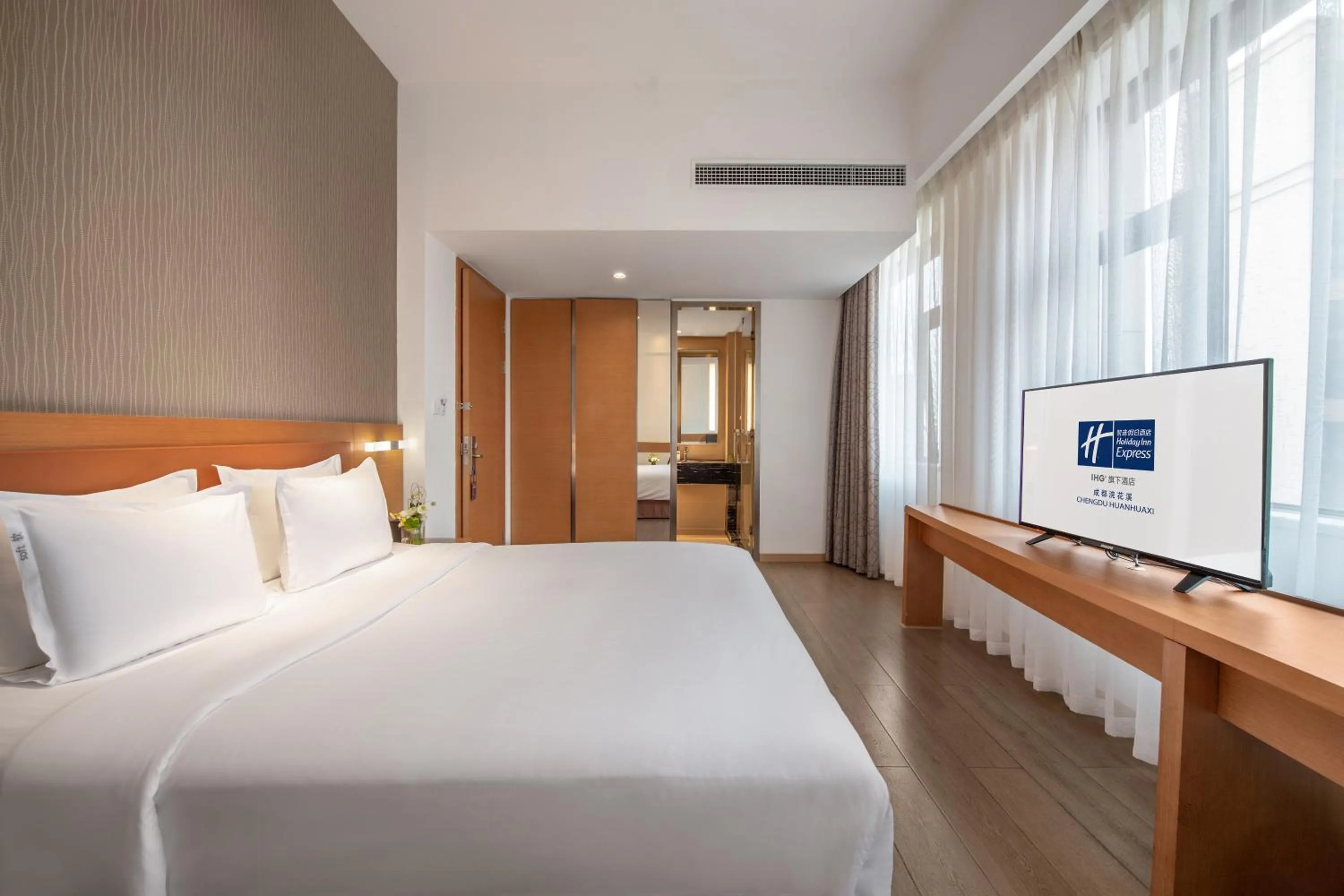 Photo of the whole room, Bed in Holiday Inn Express Chengdu Huanhuaxi by IHG-Near Jinsha Site Musem,Near Wuhou Temple Museum,Welcome drinks,Free gym,Free self-service laundry