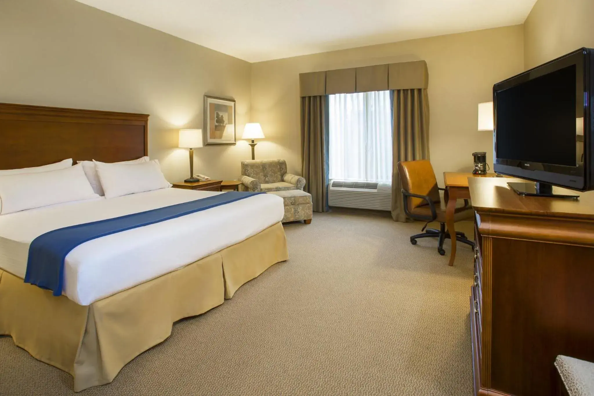 Photo of the whole room, Bed in Holiday Inn Express & Suites Culpeper by IHG Photo of the whole room, Bed in Holiday Inn Express & Suites Culpeper by IHG