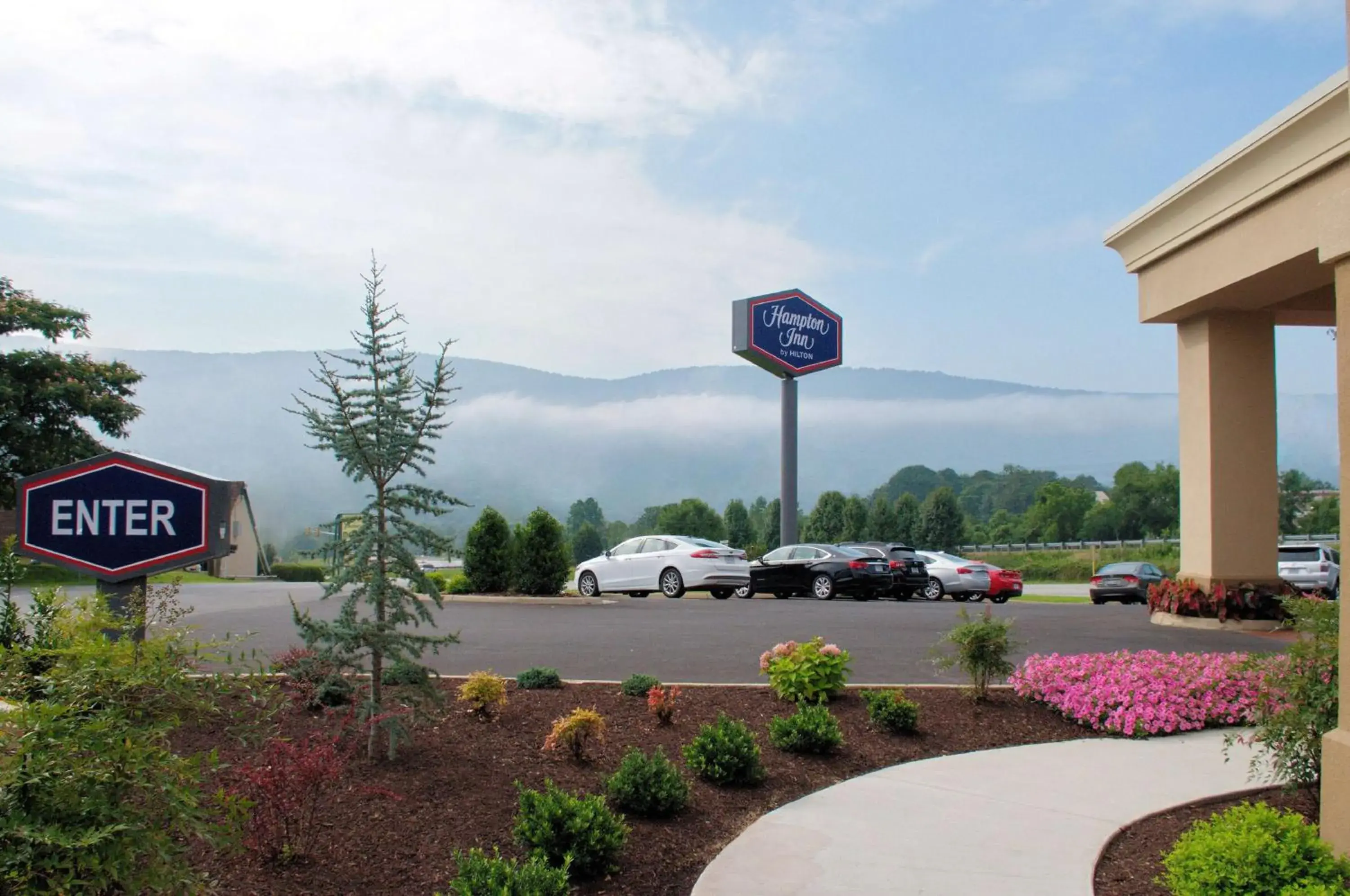 Property building in Hampton Inn Covington VA Property building in Hampton Inn Covington VA