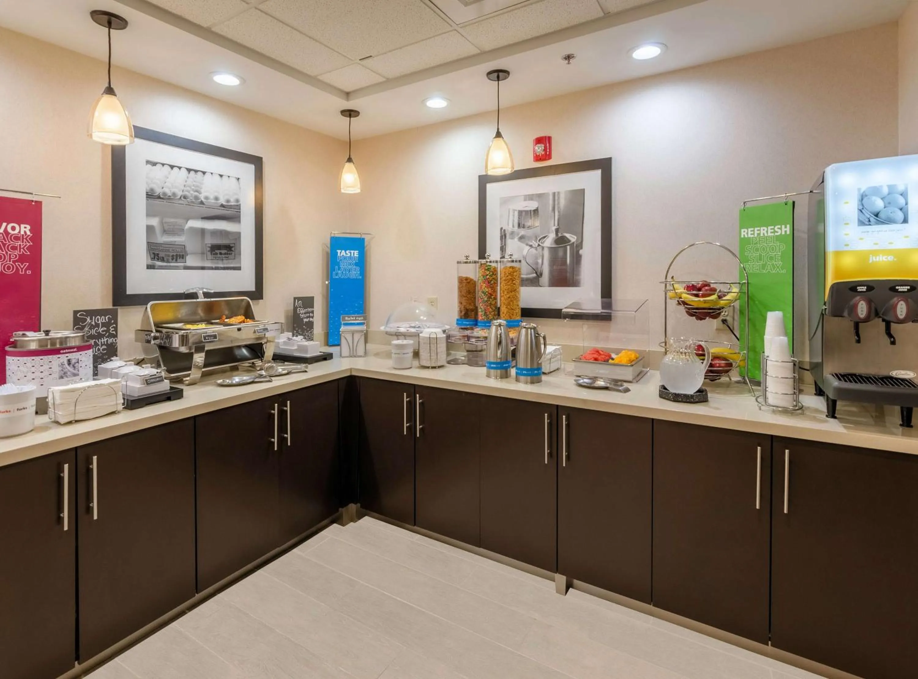 Dining area in Hampton Inn Covington VA