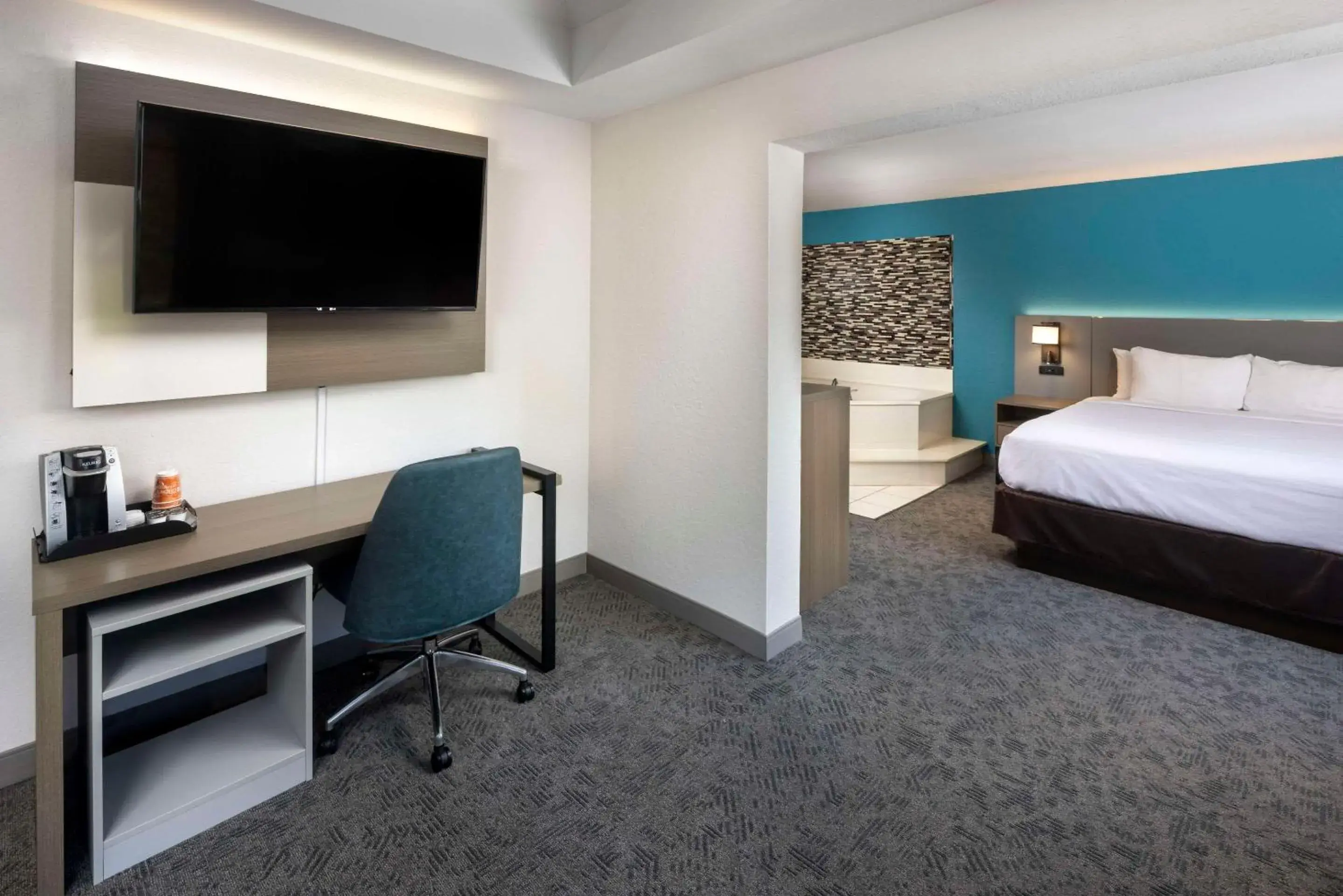 Bedroom, Bed in Comfort Inn & Suites Dahlonega University Area Bedroom, Bed in Comfort Inn & Suites Dahlonega University Area