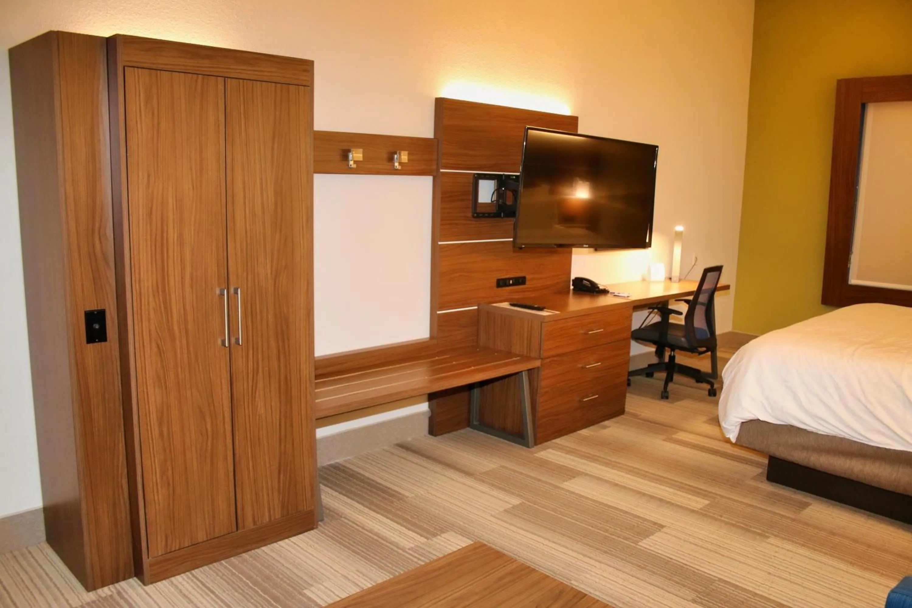 Photo of the whole room, Bed in Holiday Inn Express by IHG