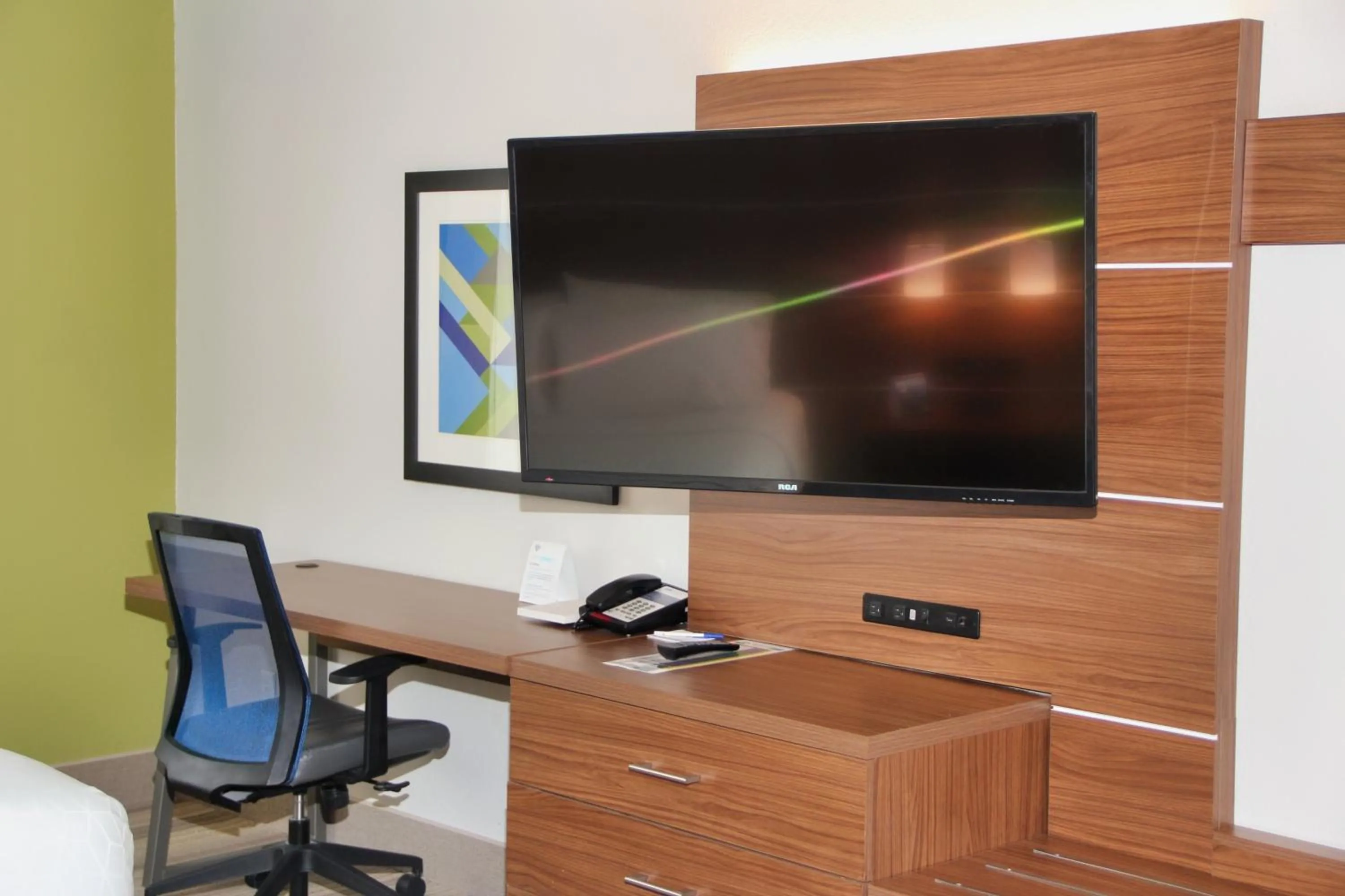 Photo of the whole room in Holiday Inn Express by IHG