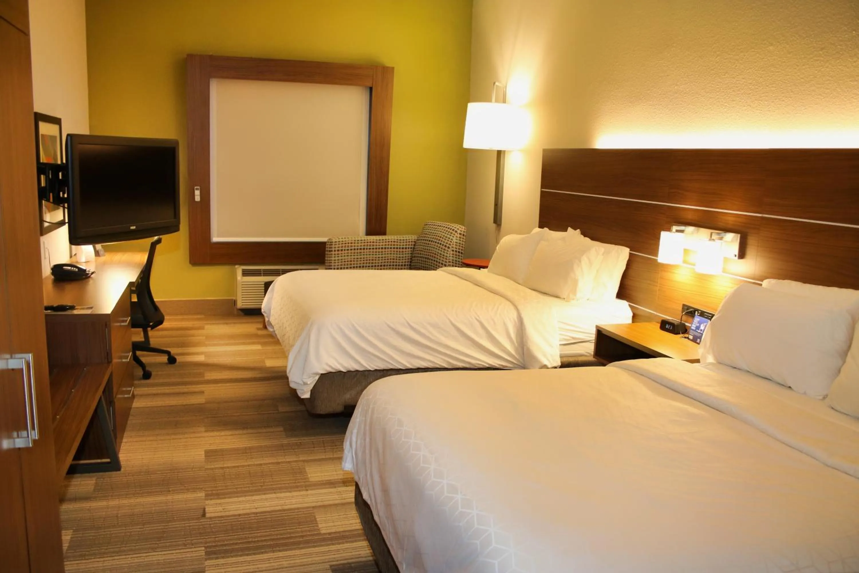 Photo of the whole room, Bed in Holiday Inn Express by IHG