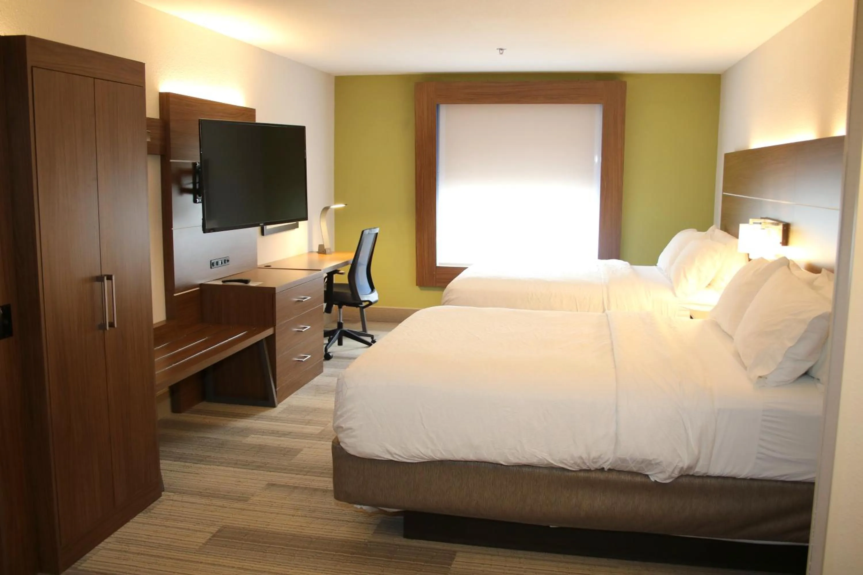 Photo of the whole room, Bed in Holiday Inn Express by IHG