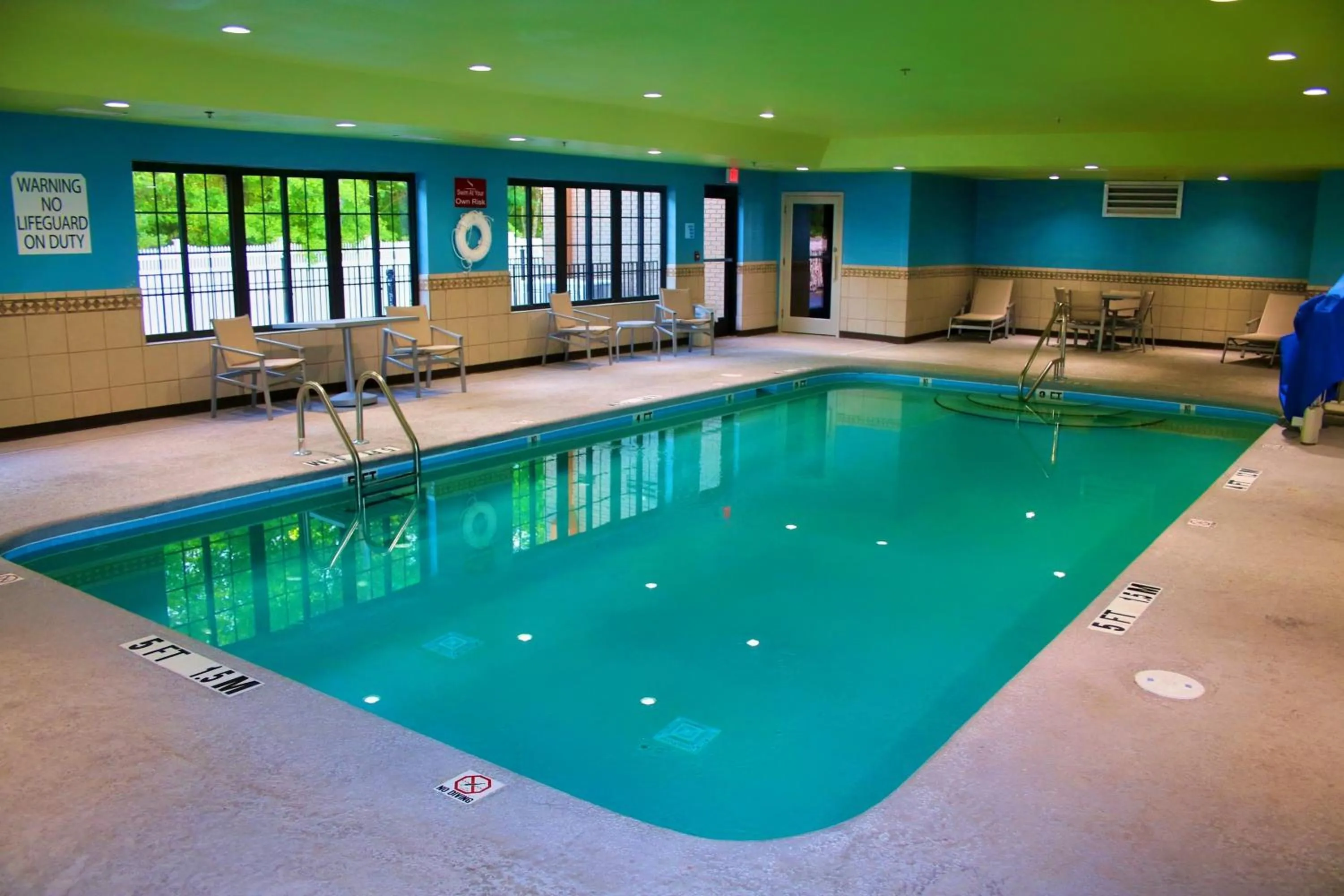 Swimming pool in Holiday Inn Express by IHG