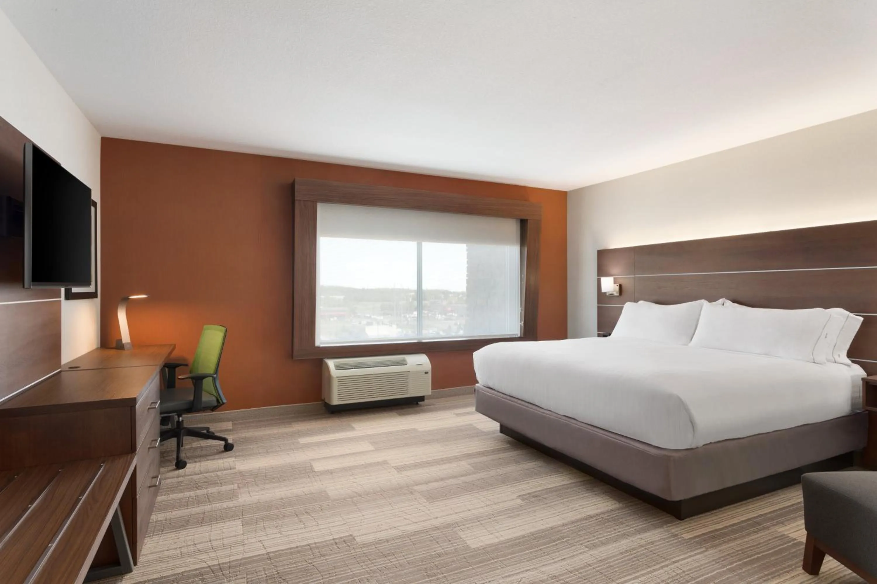 Photo of the whole room, Bed in Holiday Inn Express & Suites Duluth North - Miller Hill by IHG