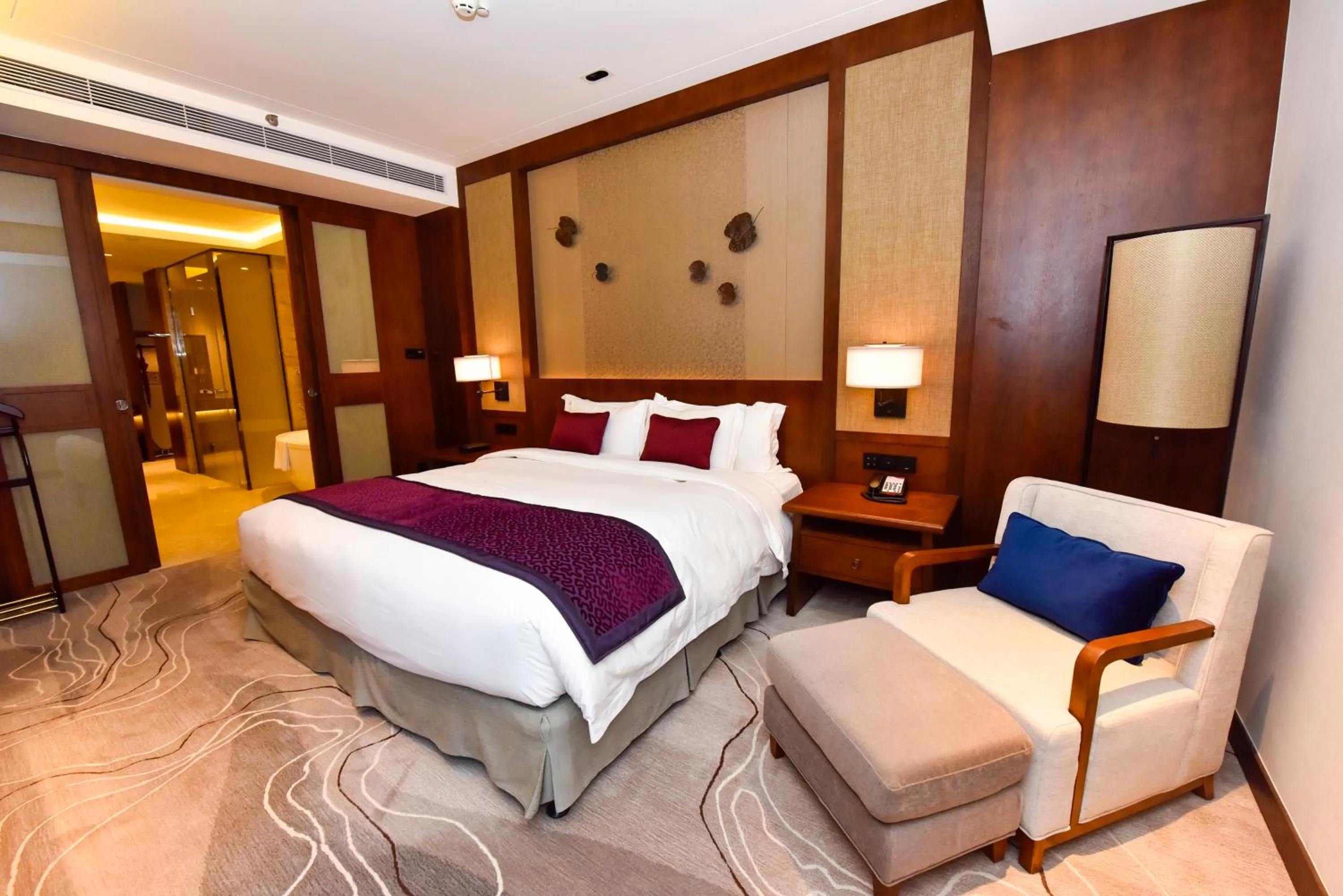 Photo of the whole room, Bed in Howard Johnson Neodalle Resort Zhangjiajie