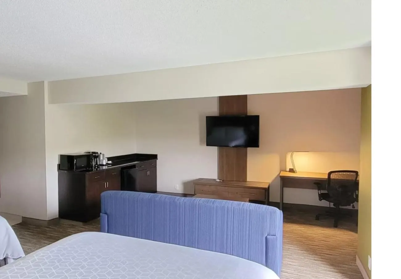 Communal lounge/ TV room, Bed in Holiday Inn Express Edgewood-Aberdeen-Bel Air