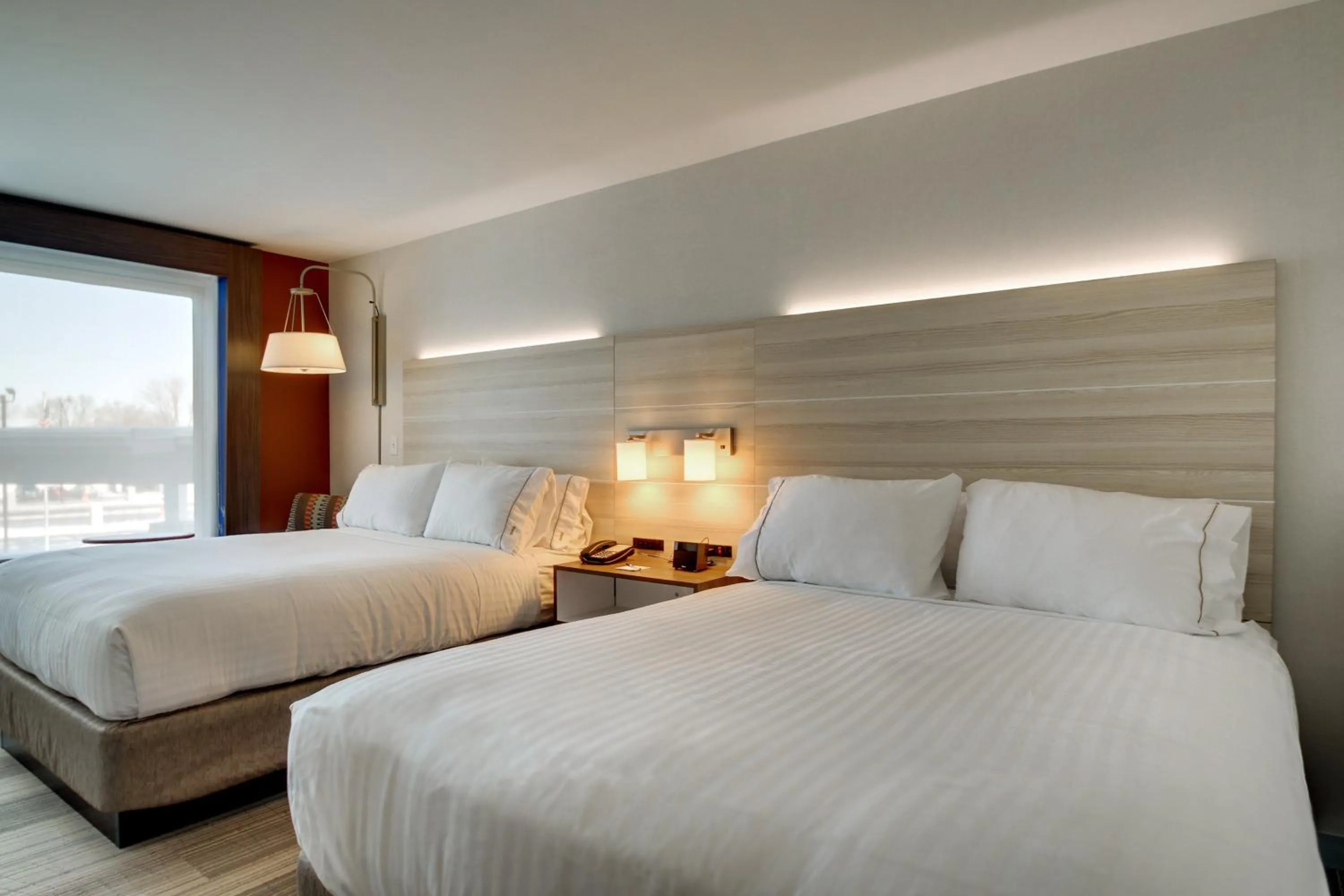 Photo of the whole room, Bed in Holiday Inn Express & Suites Galesburg by IHG