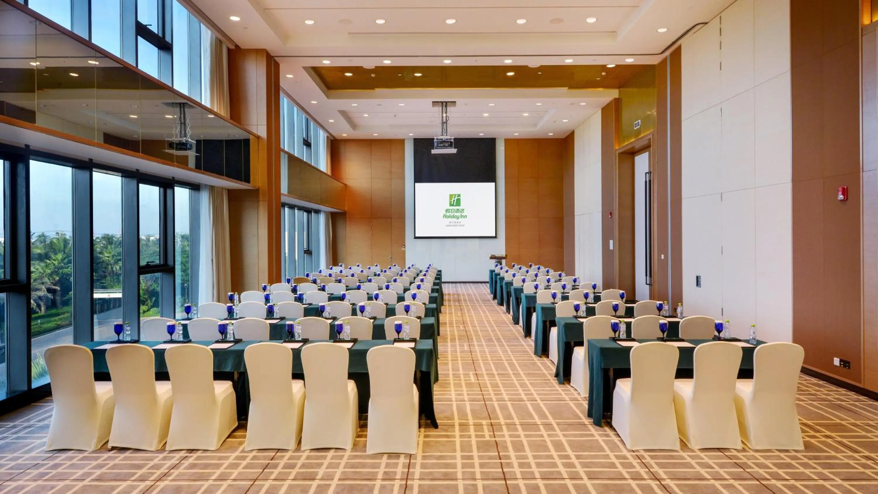 Meeting/conference room in Holiday Inn Haikou West Coast by IHG