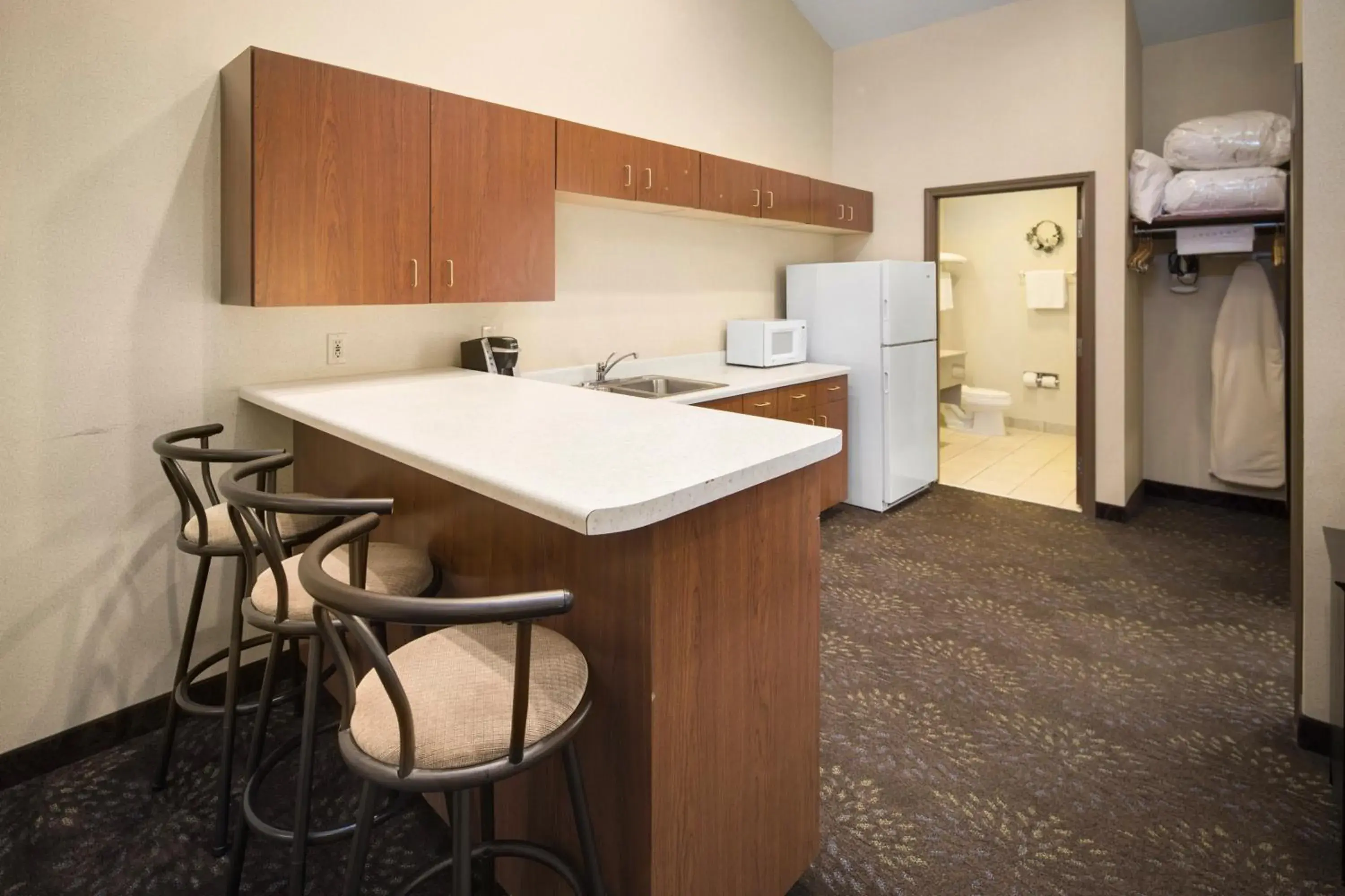 Photo of the whole room, Kitchen/Kitchenette in Holiday Inn Express Hotel & Suites Hill City