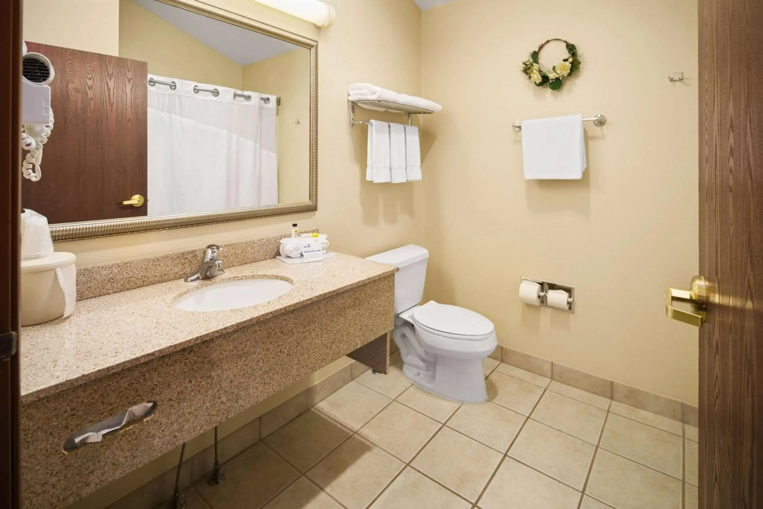 Photo of the whole room, Bathroom in Holiday Inn Express Hotel & Suites Hill City