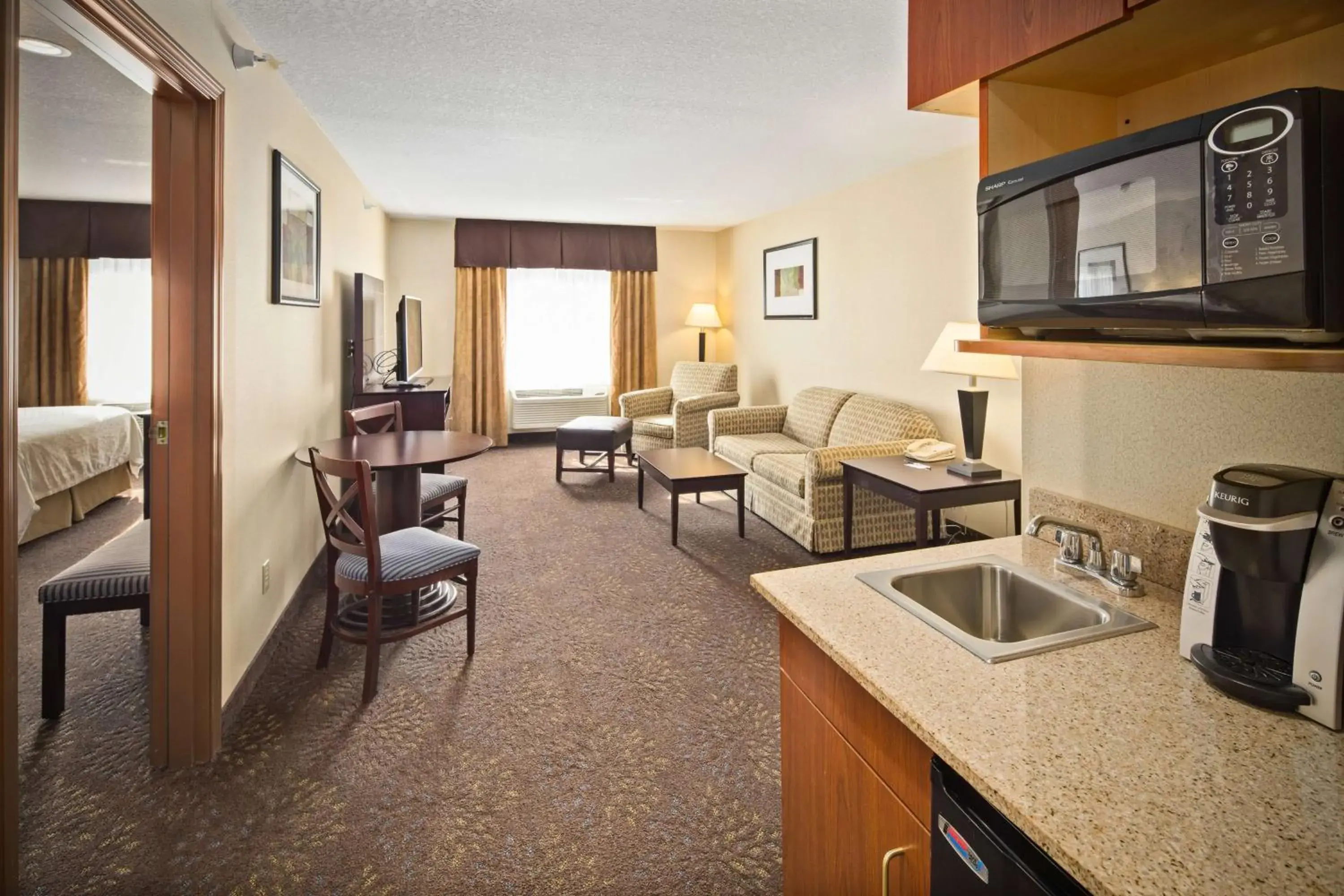 Bed, Kitchen/Kitchenette in Holiday Inn Express Hotel & Suites Hill City