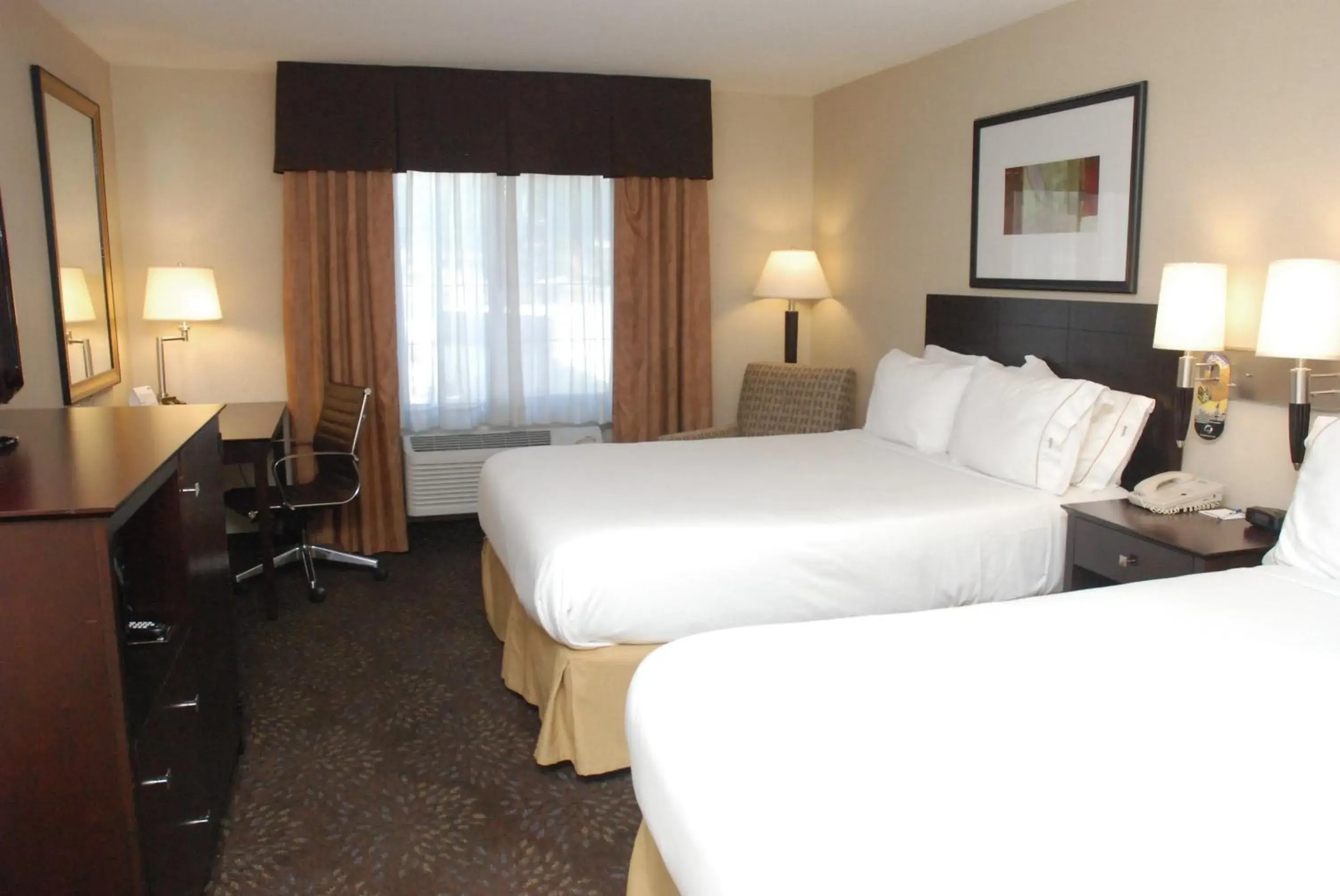Photo of the whole room, Bed in Holiday Inn Express Hotel & Suites Hill City