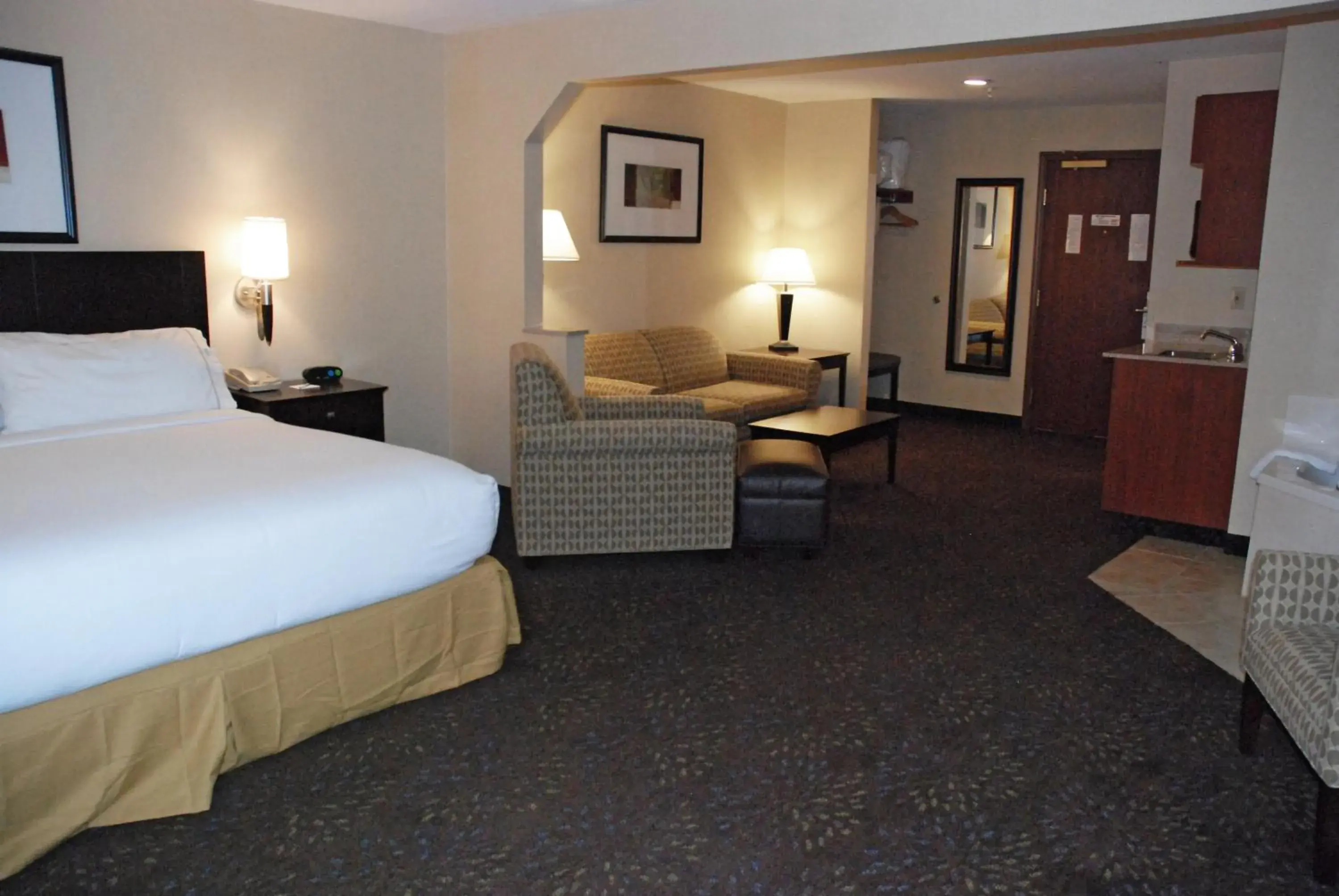 Photo of the whole room, Bed in Holiday Inn Express Hotel & Suites Hill City