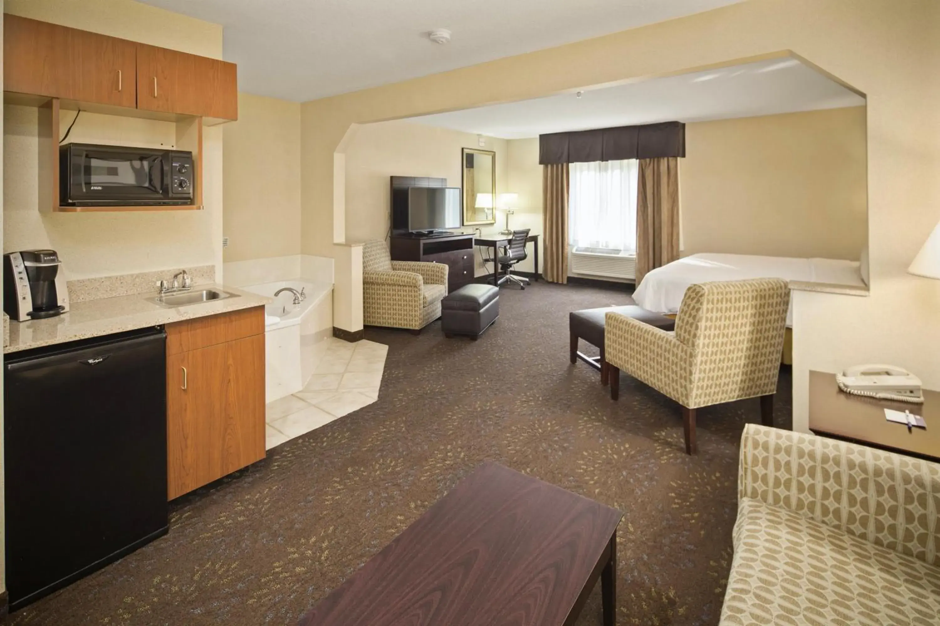 Photo of the whole room, Bed in Holiday Inn Express Hotel & Suites Hill City