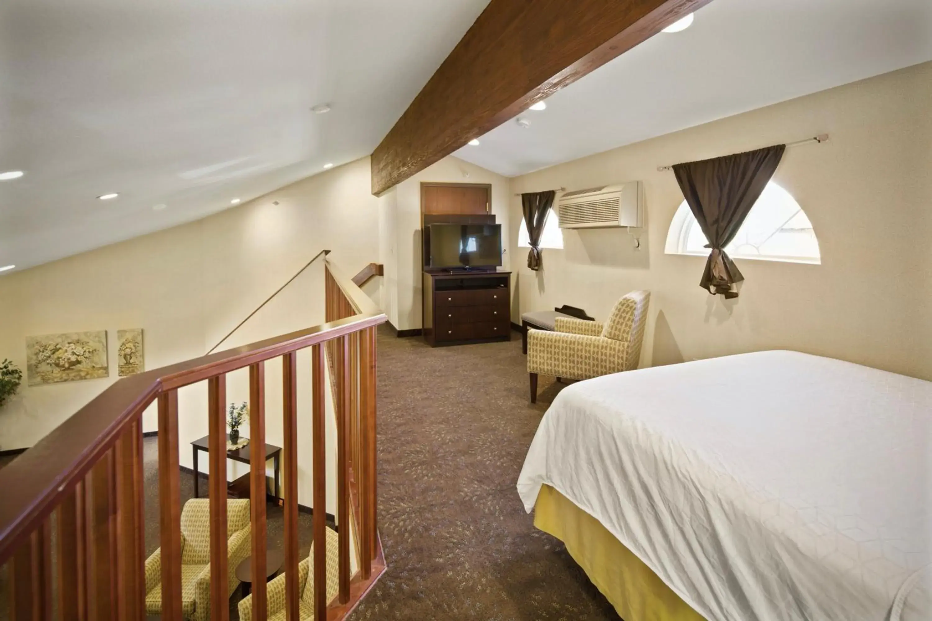 Photo of the whole room, Bed in Holiday Inn Express Hotel & Suites Hill City