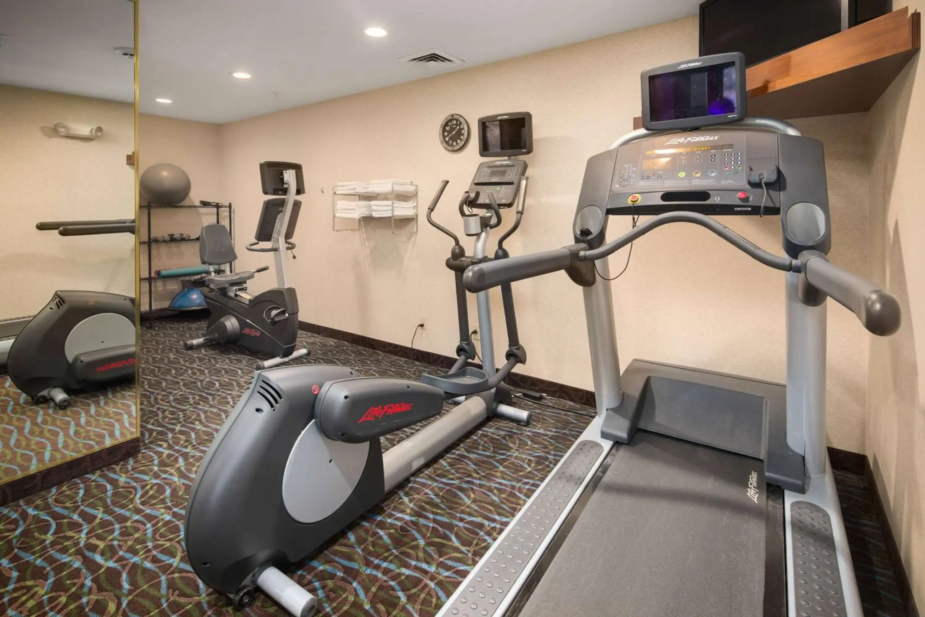 Fitness Center/Facilities in Holiday Inn Express Hotel & Suites Hill City