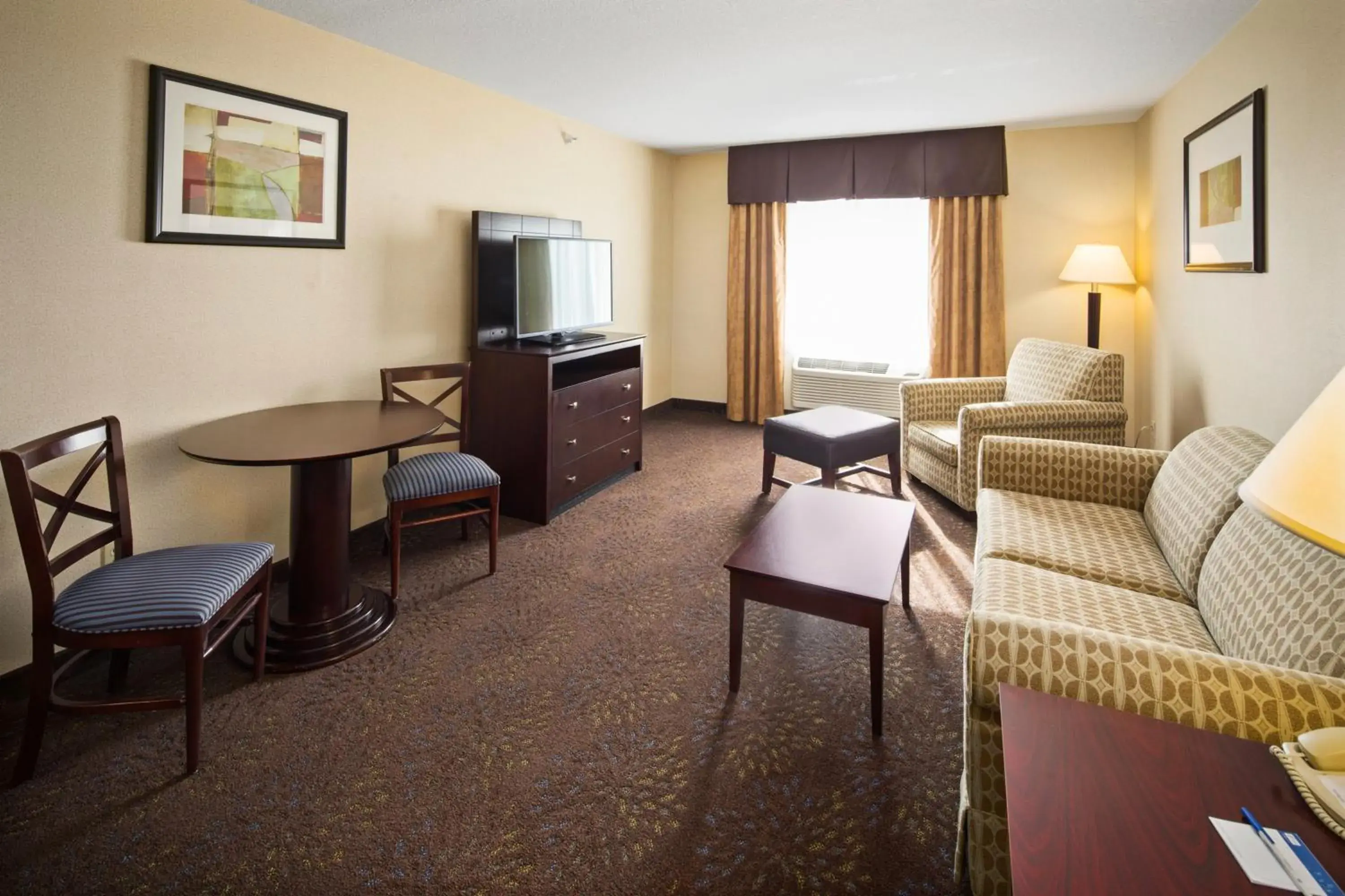 Photo of the whole room, Lounge/Bar in Holiday Inn Express Hotel & Suites Hill City