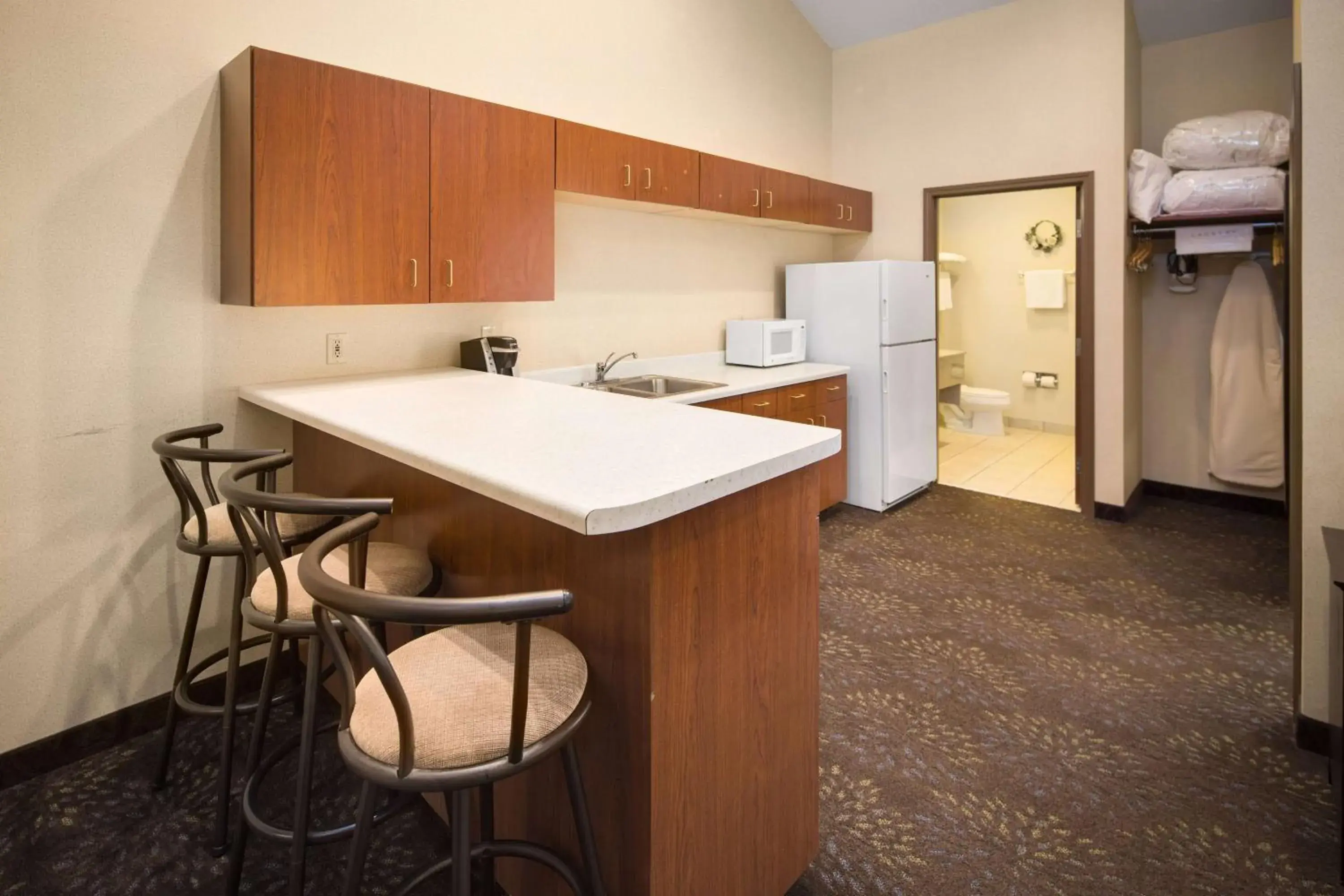 Bed, Kitchen/Kitchenette in Holiday Inn Express Hotel & Suites Hill City