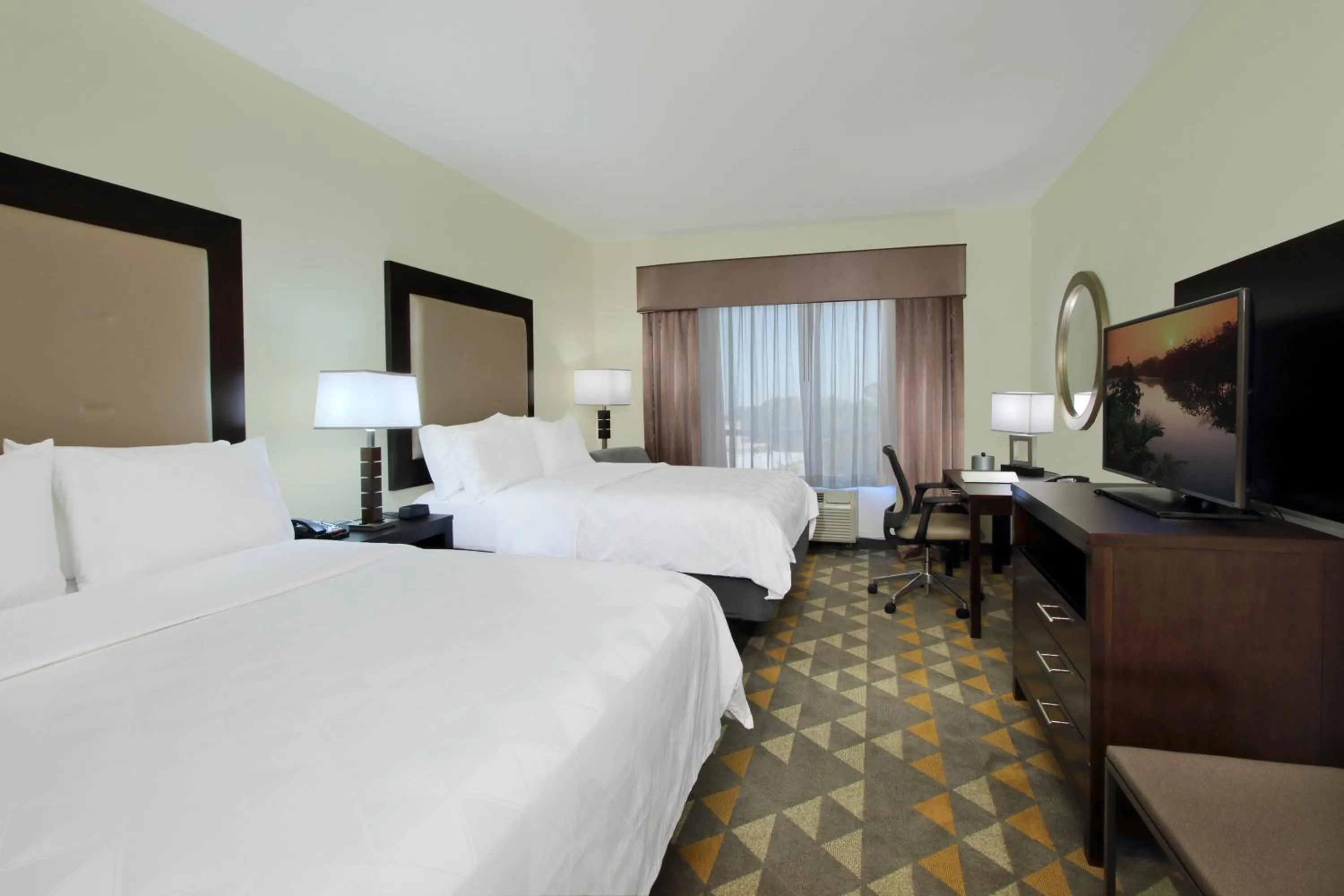 Photo of the whole room, Bed in Holiday Inn Hammond by IHG