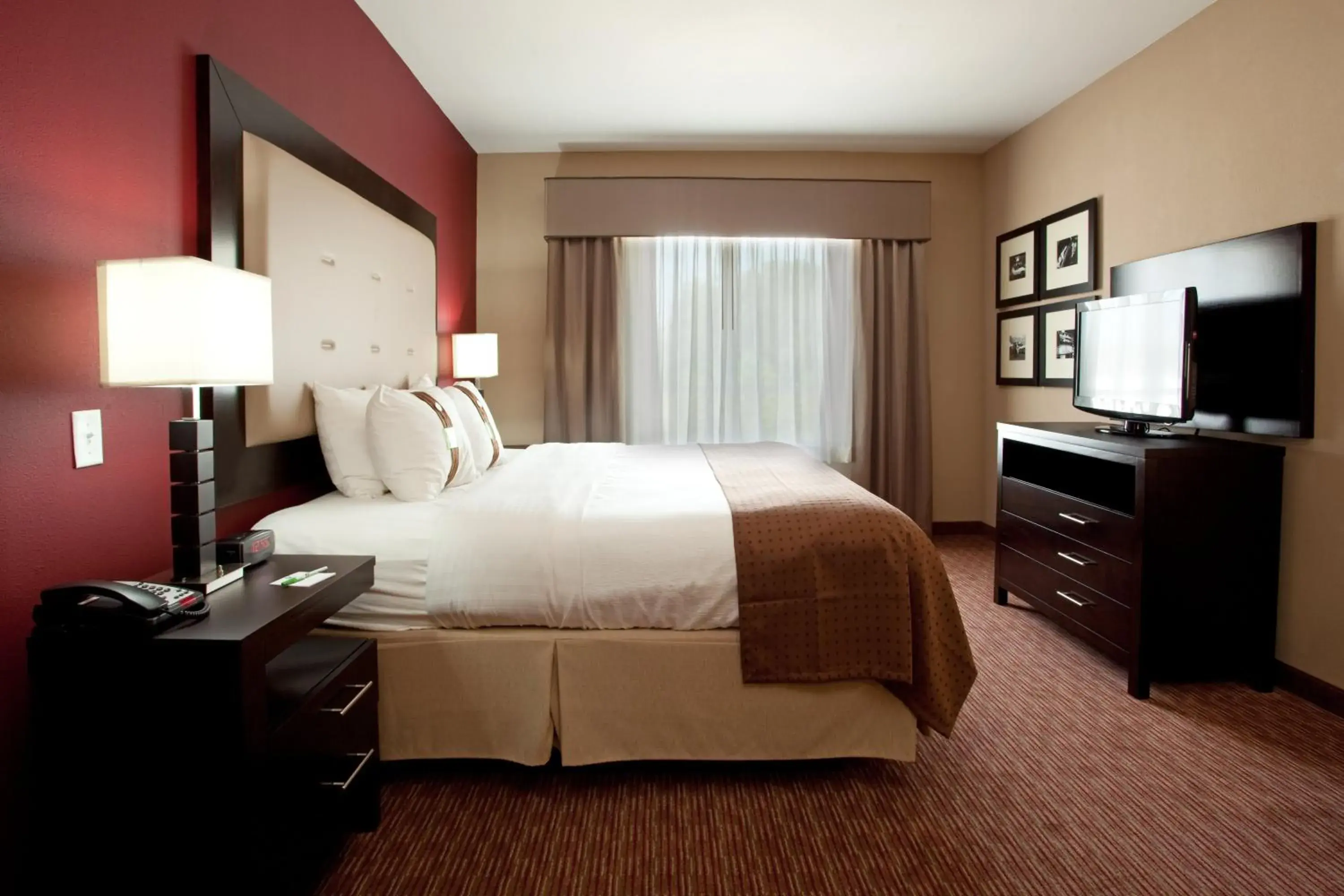 Photo of the whole room, Bed in Holiday Inn Hammond by IHG Photo of the whole room, Bed in Holiday Inn Hammond by IHG