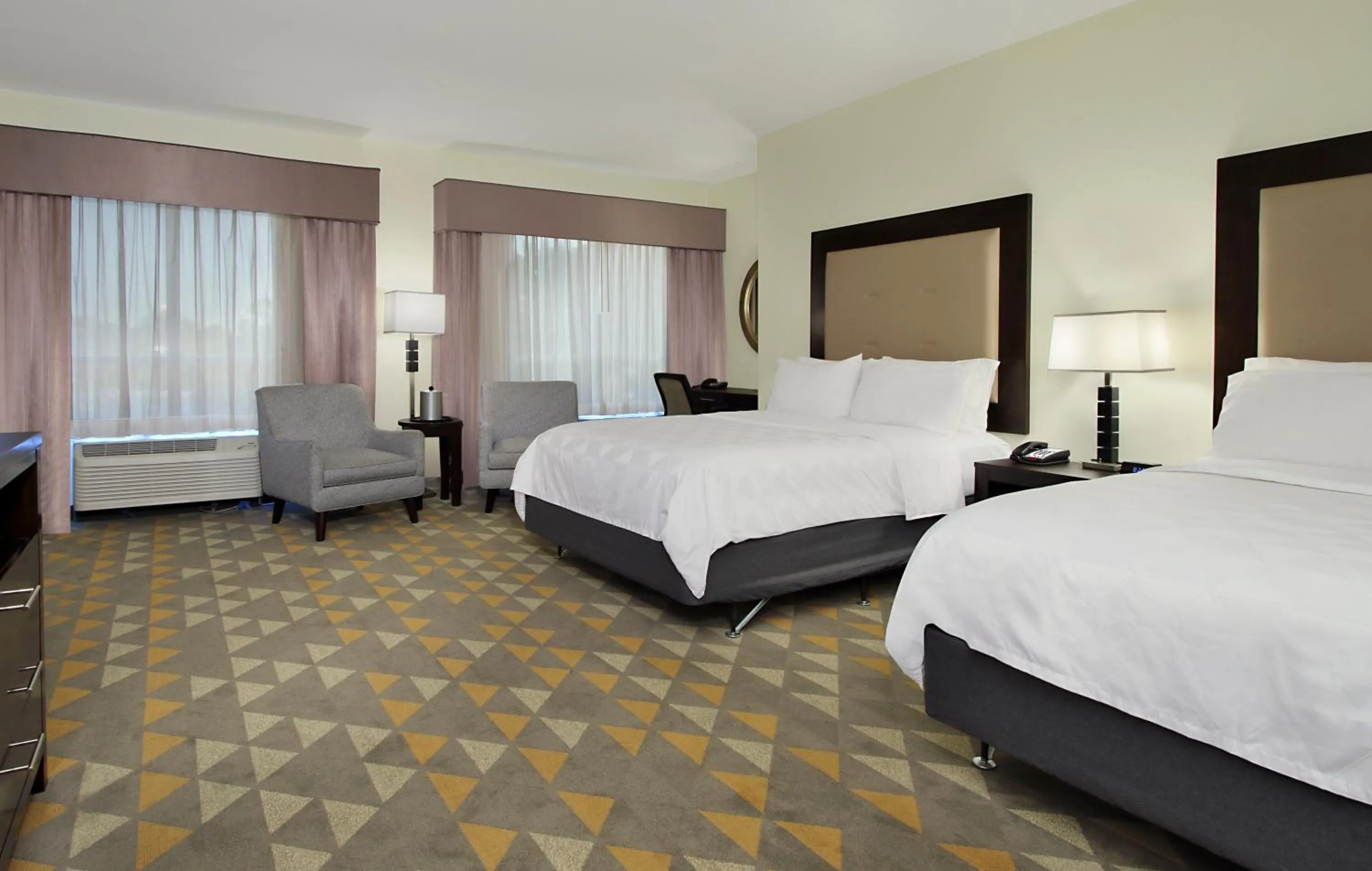 Photo of the whole room, Bed in Holiday Inn Hammond by IHG