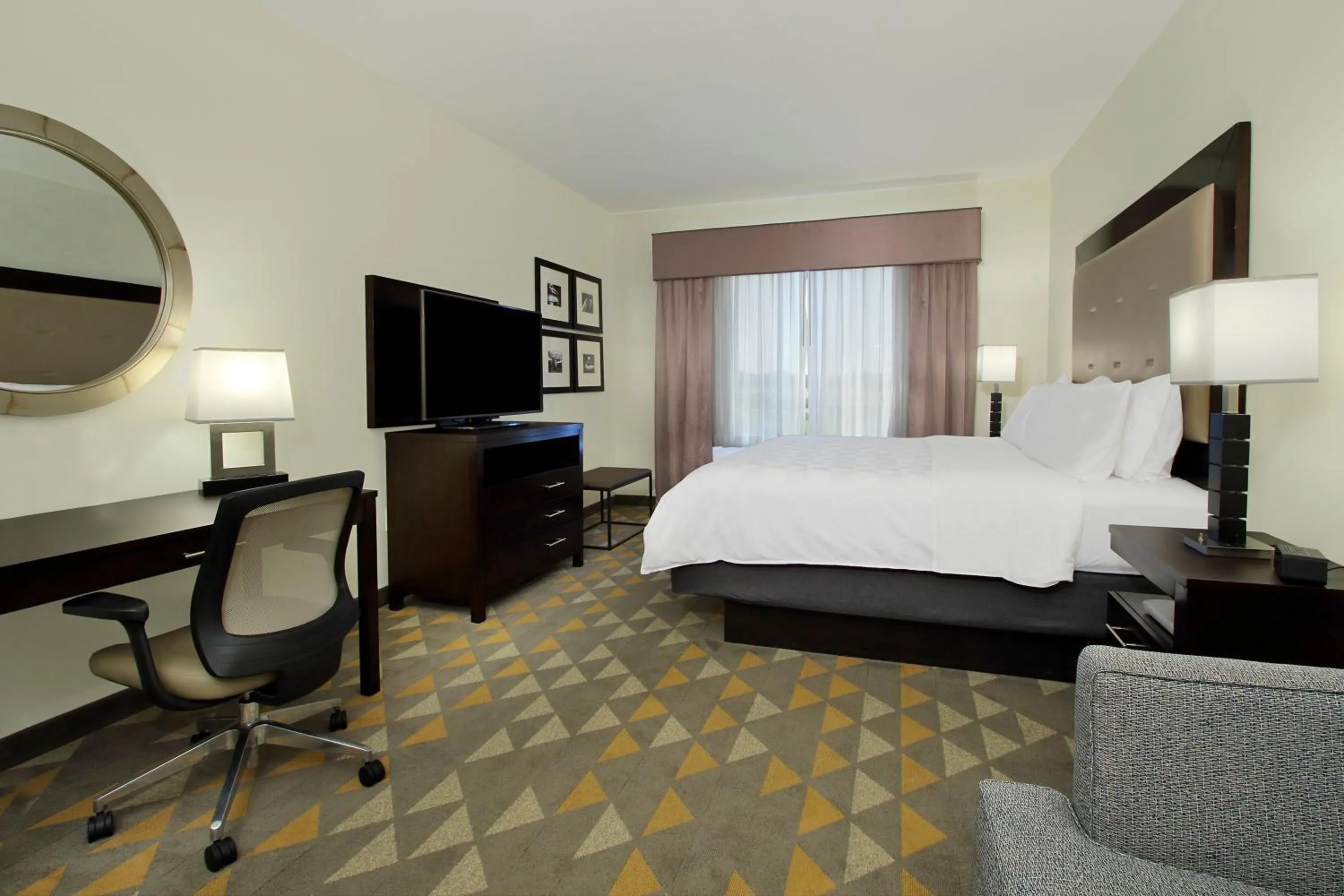 Photo of the whole room, Bed in Holiday Inn Hammond by IHG