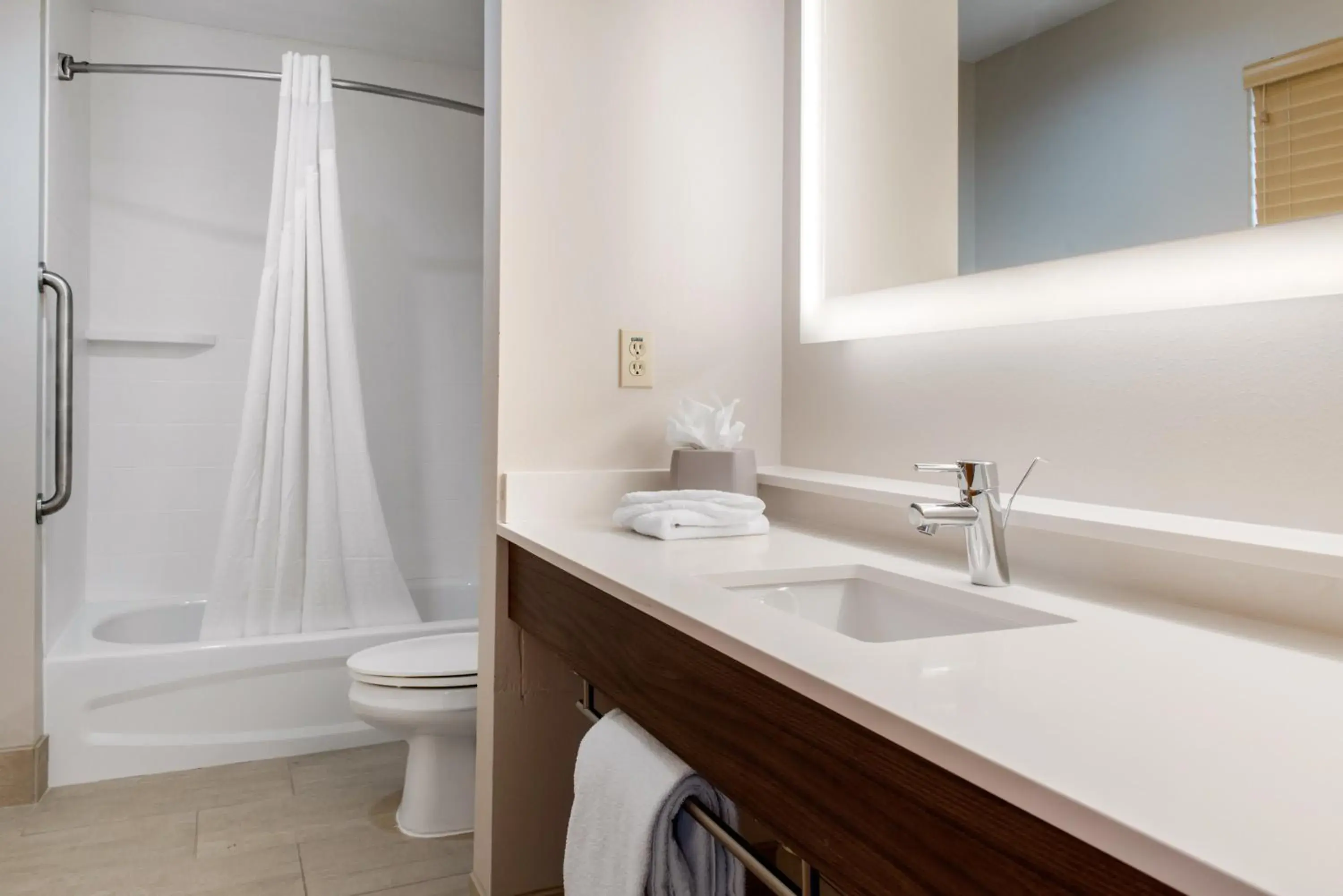 King Room - Disability Access Tub in Holiday Inn Express & Suites Harrison by IHG King Room - Disability Access Tub in Holiday Inn Express & Suites Harrison by IHG