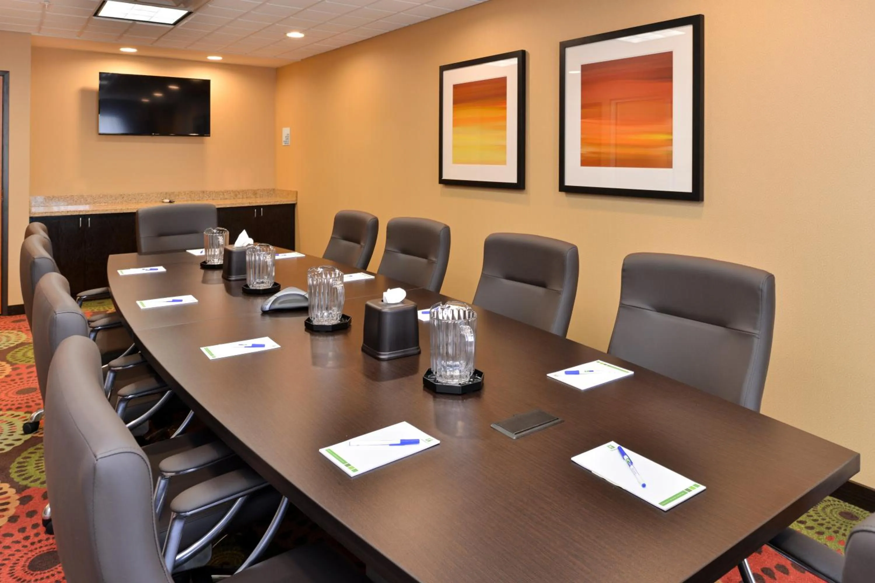 Meeting/conference room in Holiday Inn Express & Suites Ironton by IHG