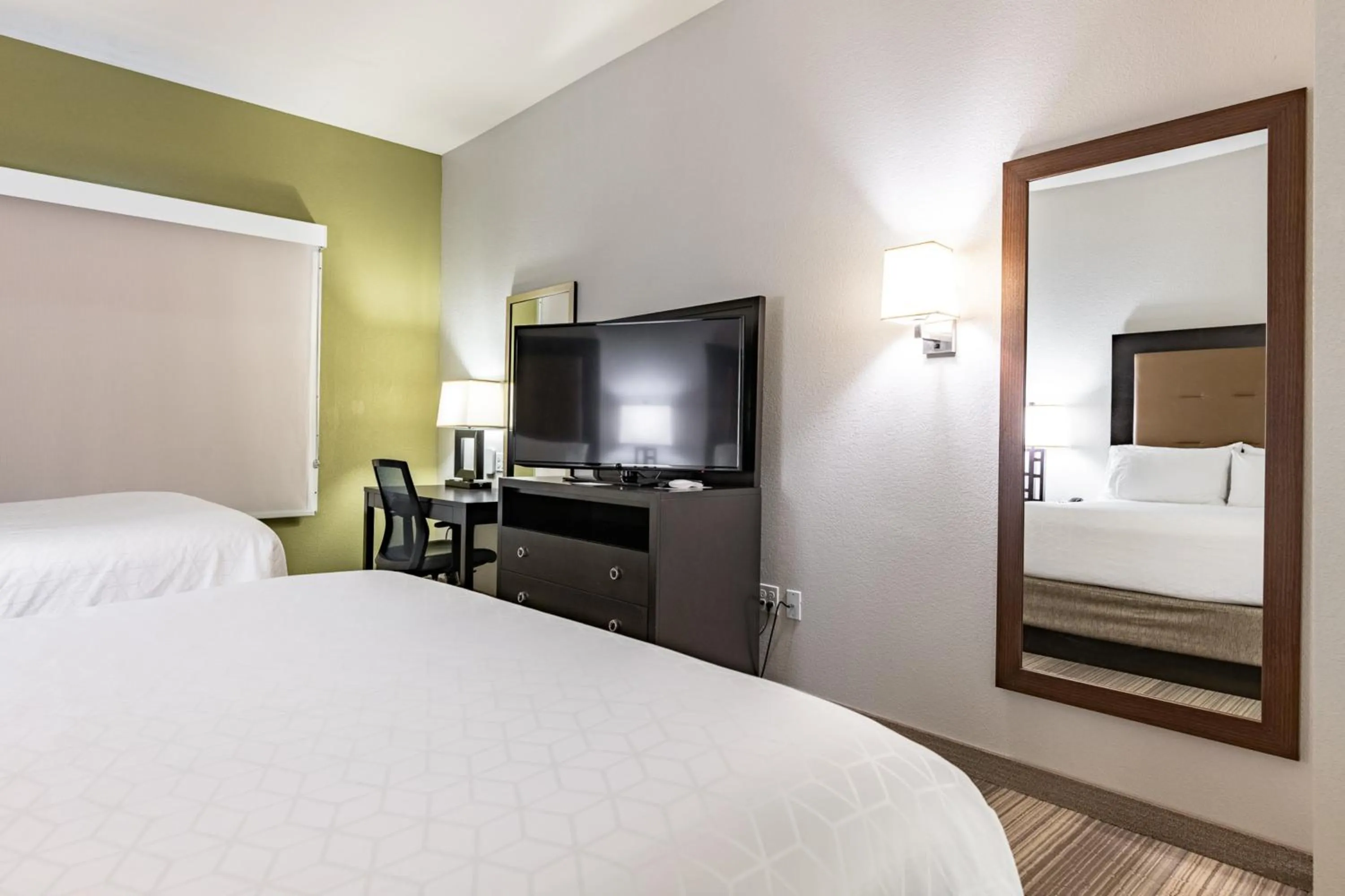 Photo of the whole room, Bed in Holiday Inn Express & Suites Ironton by IHG